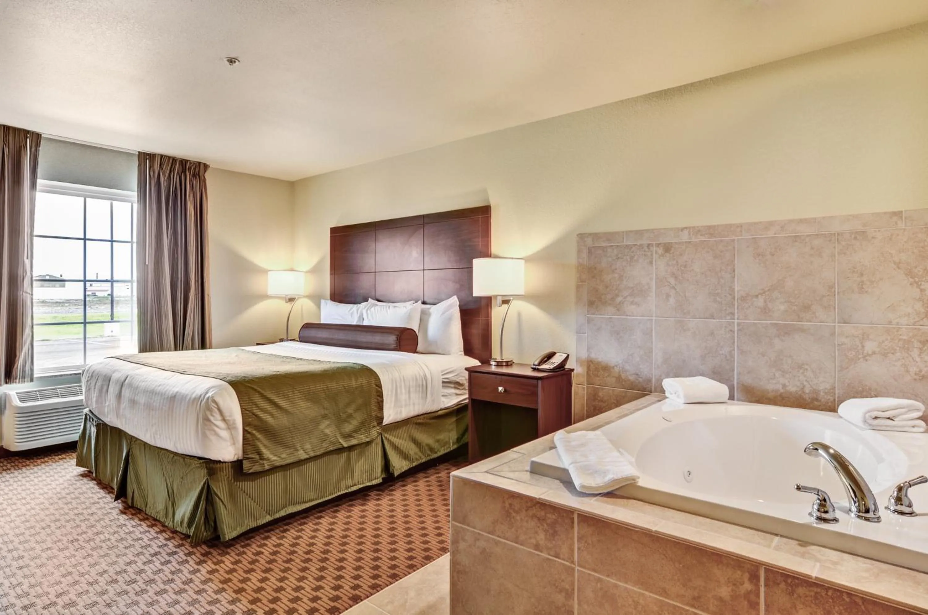 Bed in Cobblestone Inn & Suites - Ambridge
