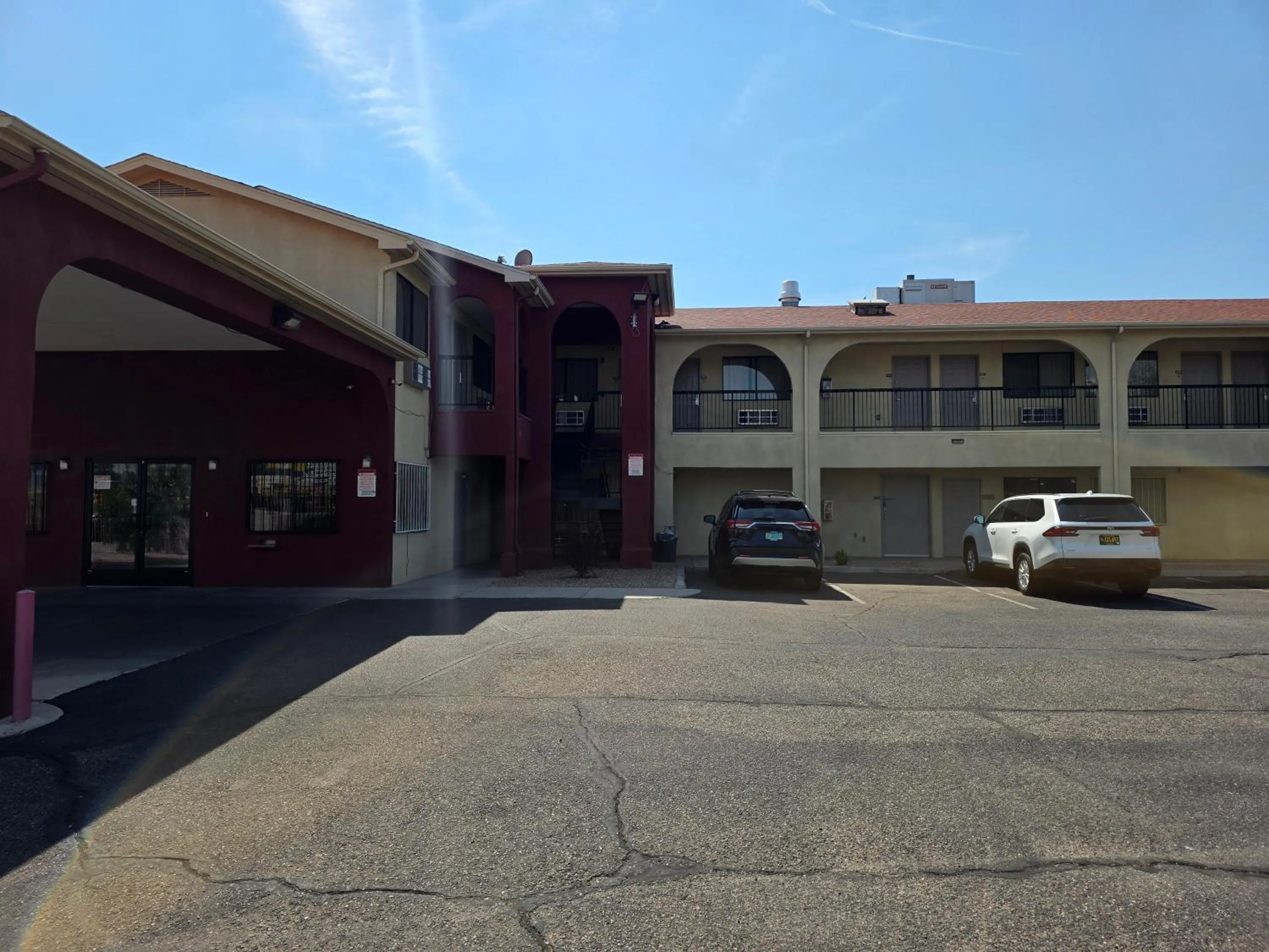 Parking in American Inn & Suites