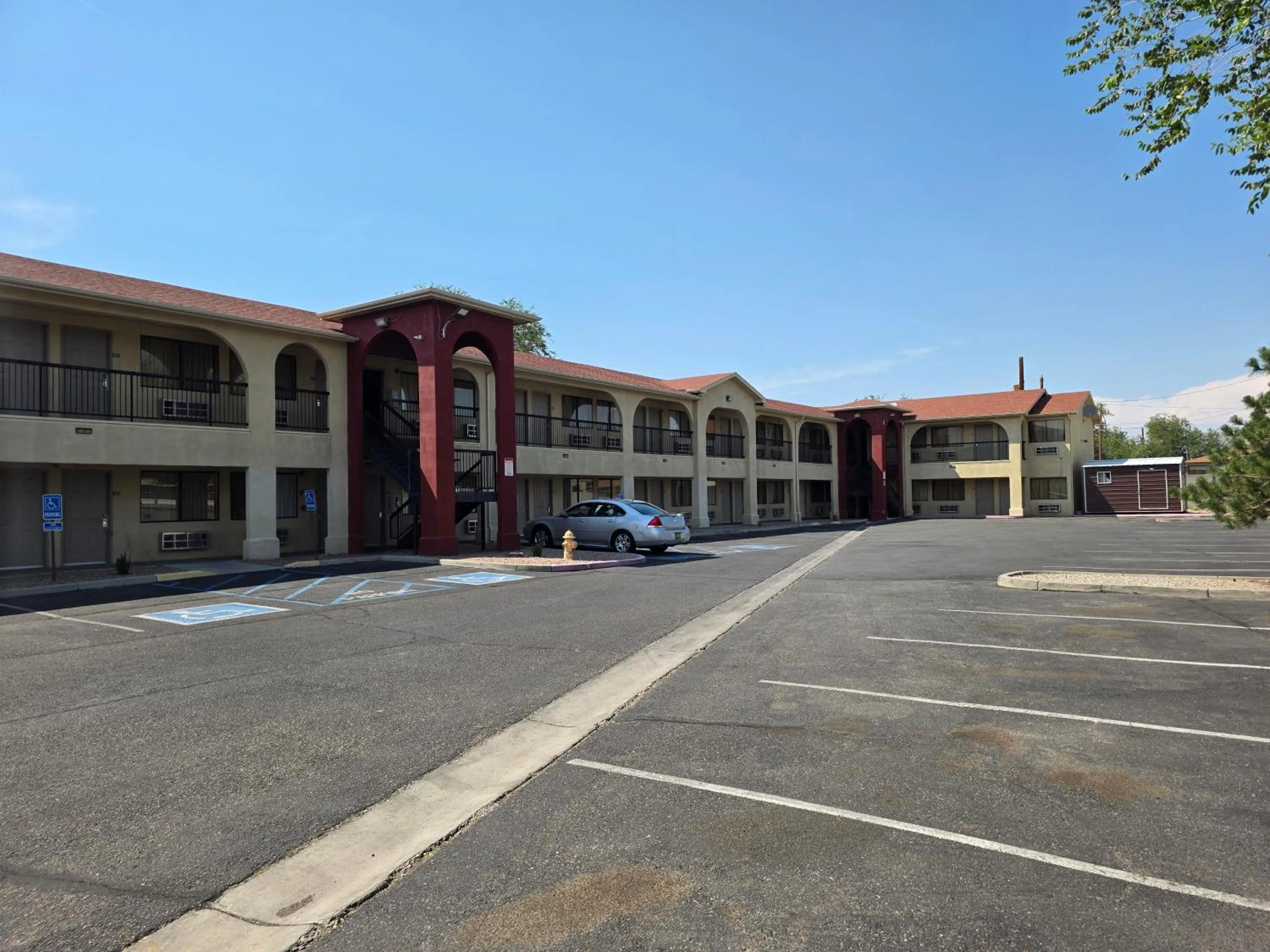Parking in American Inn & Suites