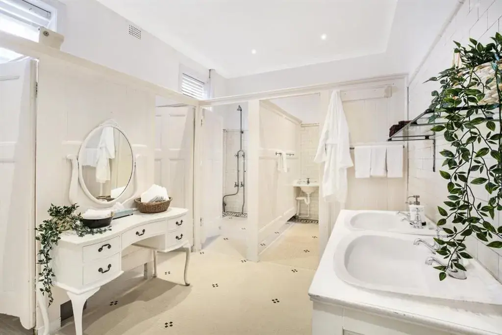 Standard Twin Room with Shared Bathroom in The Robertson Hotel Standard Twin Room with Shared Bathroom in The Robertson Hotel