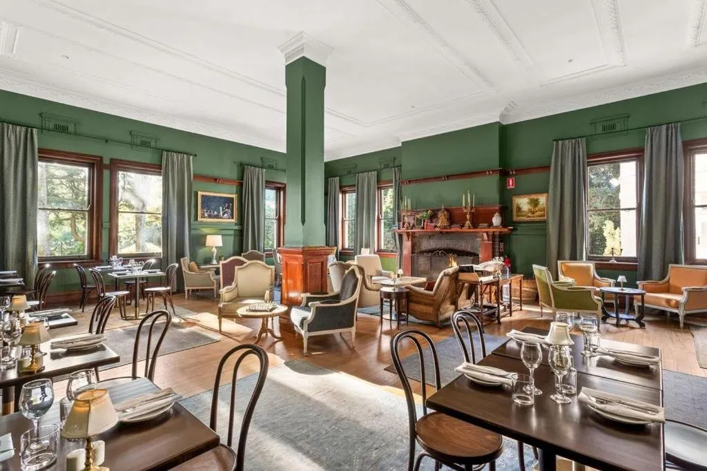 Restaurant/places to eat in The Robertson Hotel