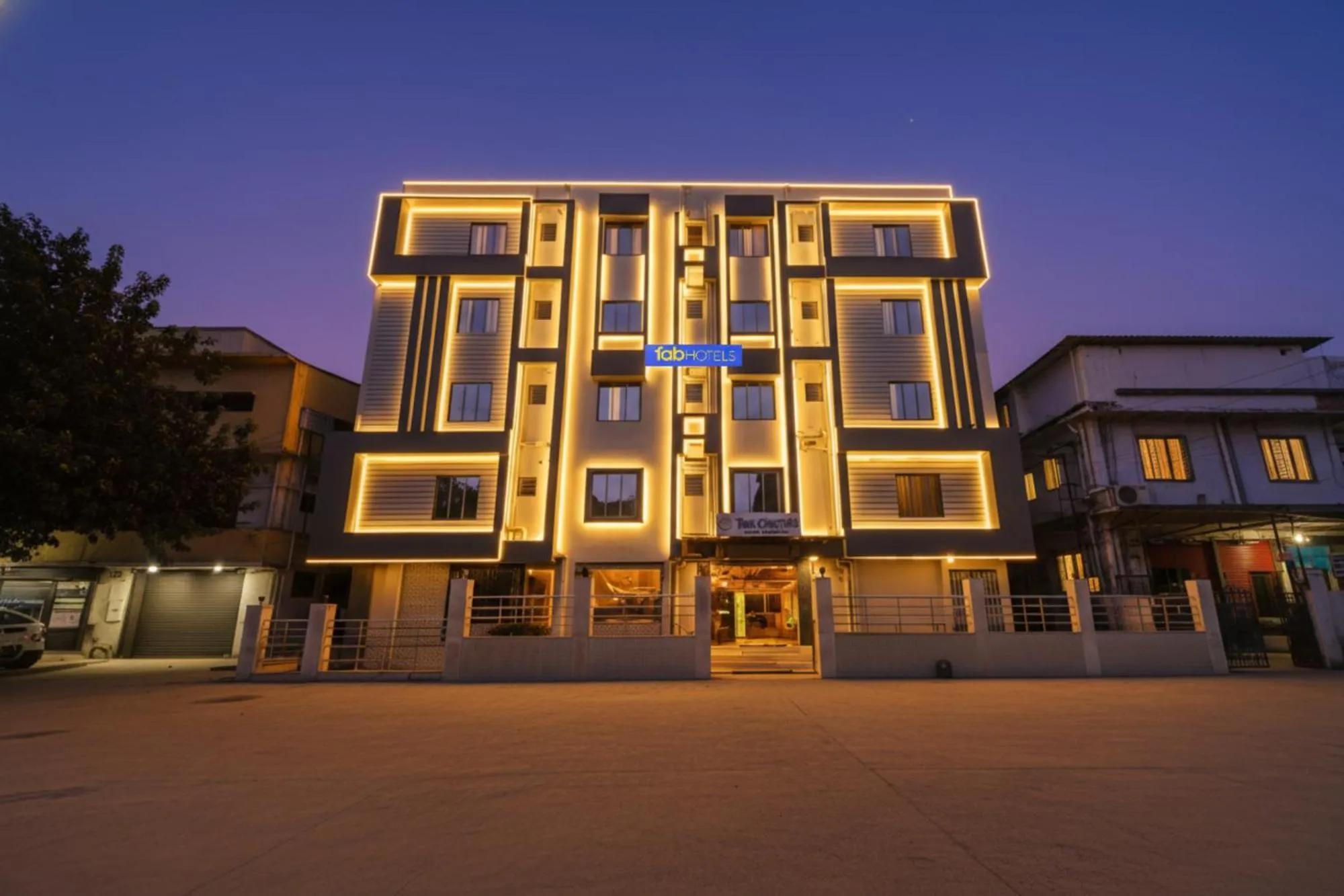 FabHotel The Crystal - Nr New Market