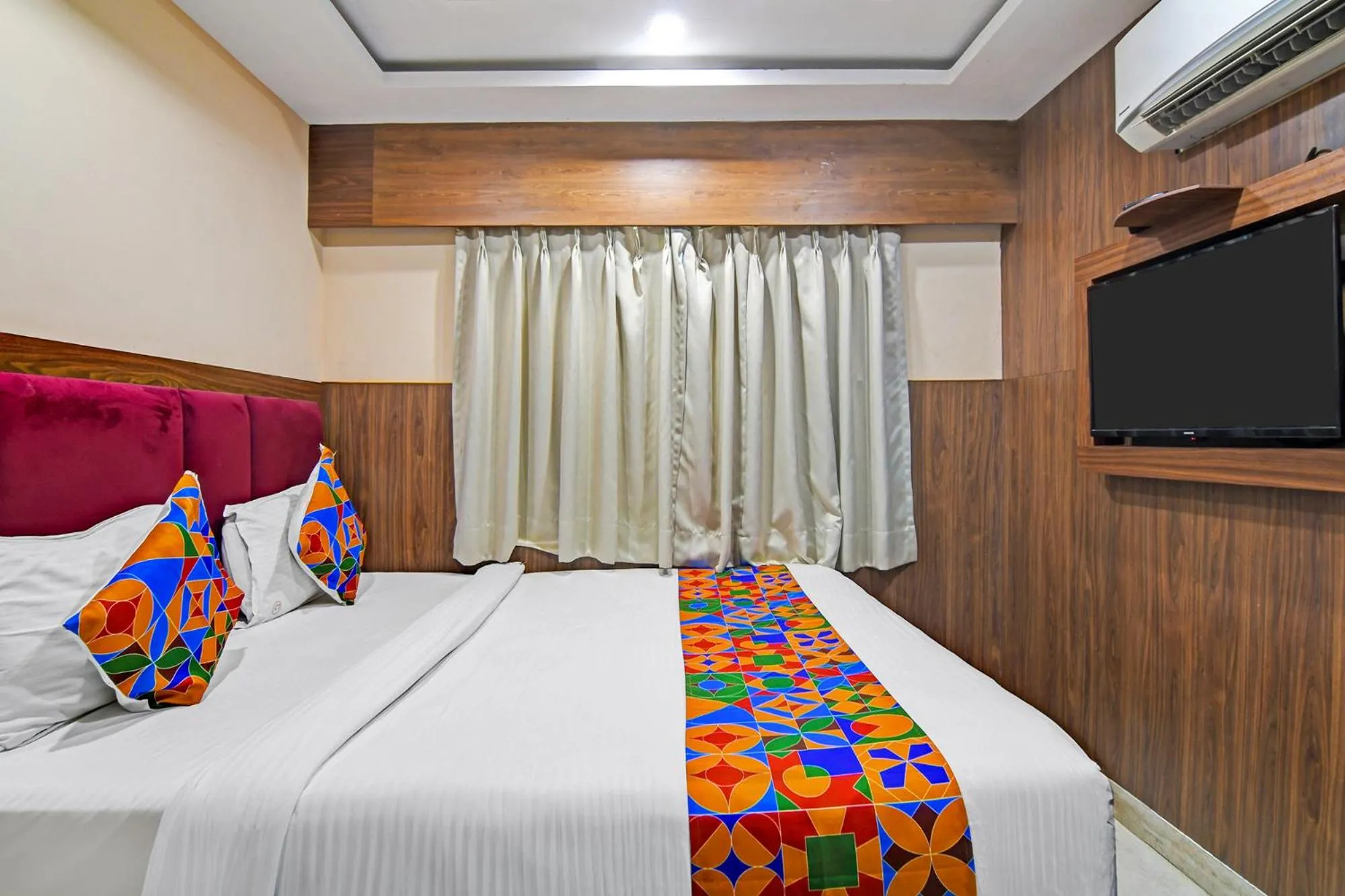 FabHotel The Crystal - Nr New Market