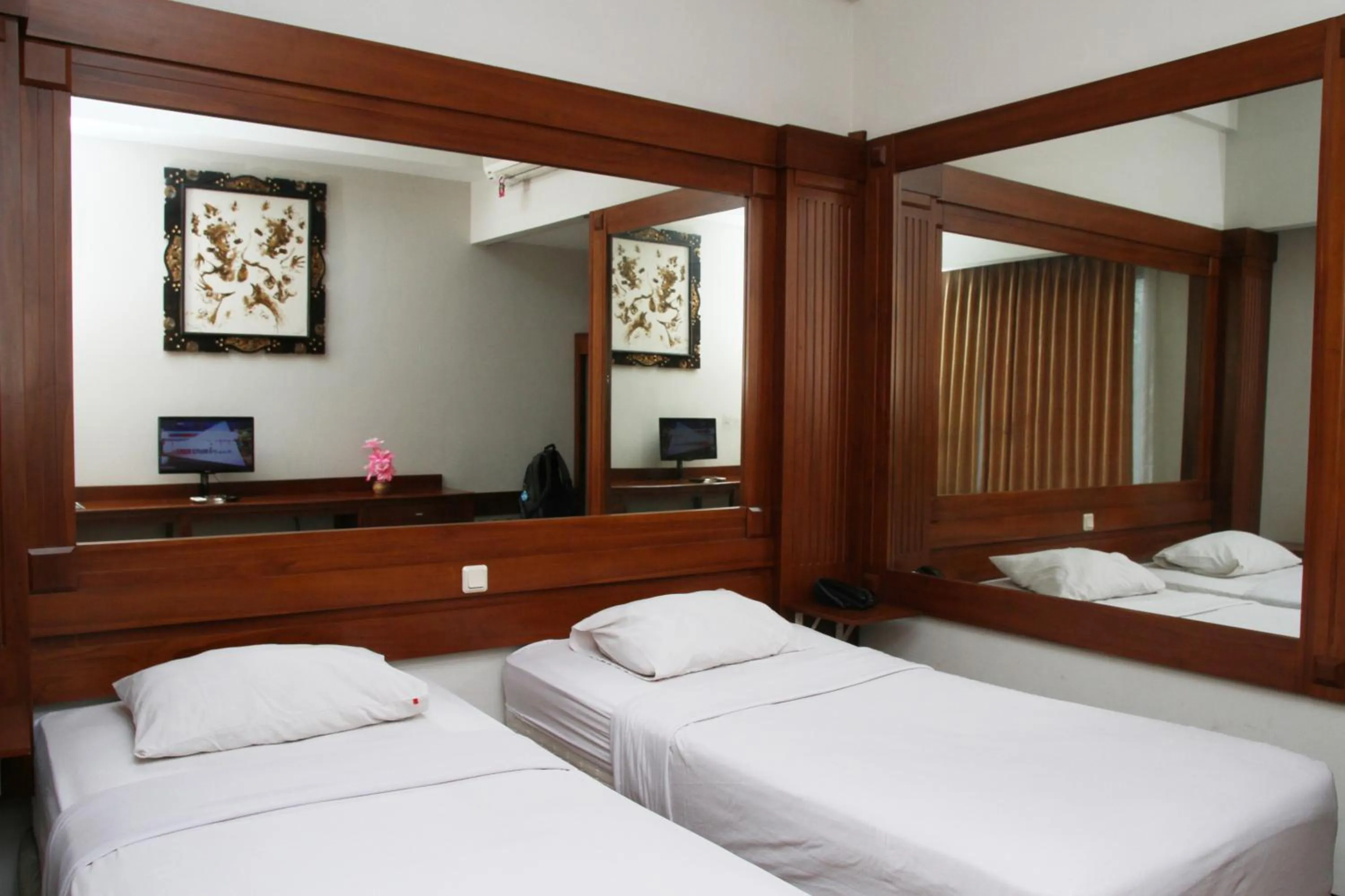 Photo of the whole room, Bed in Wirton Hotel