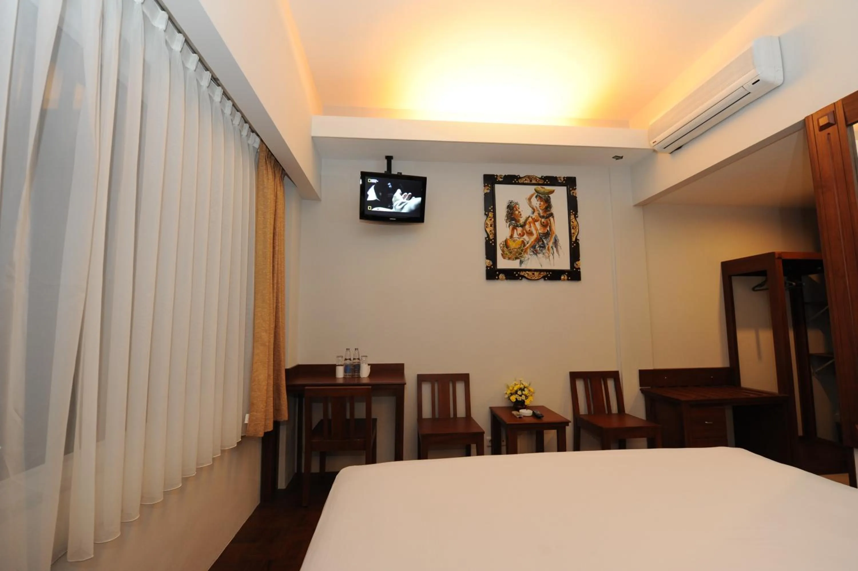 Photo of the whole room, Bed in Wirton Hotel