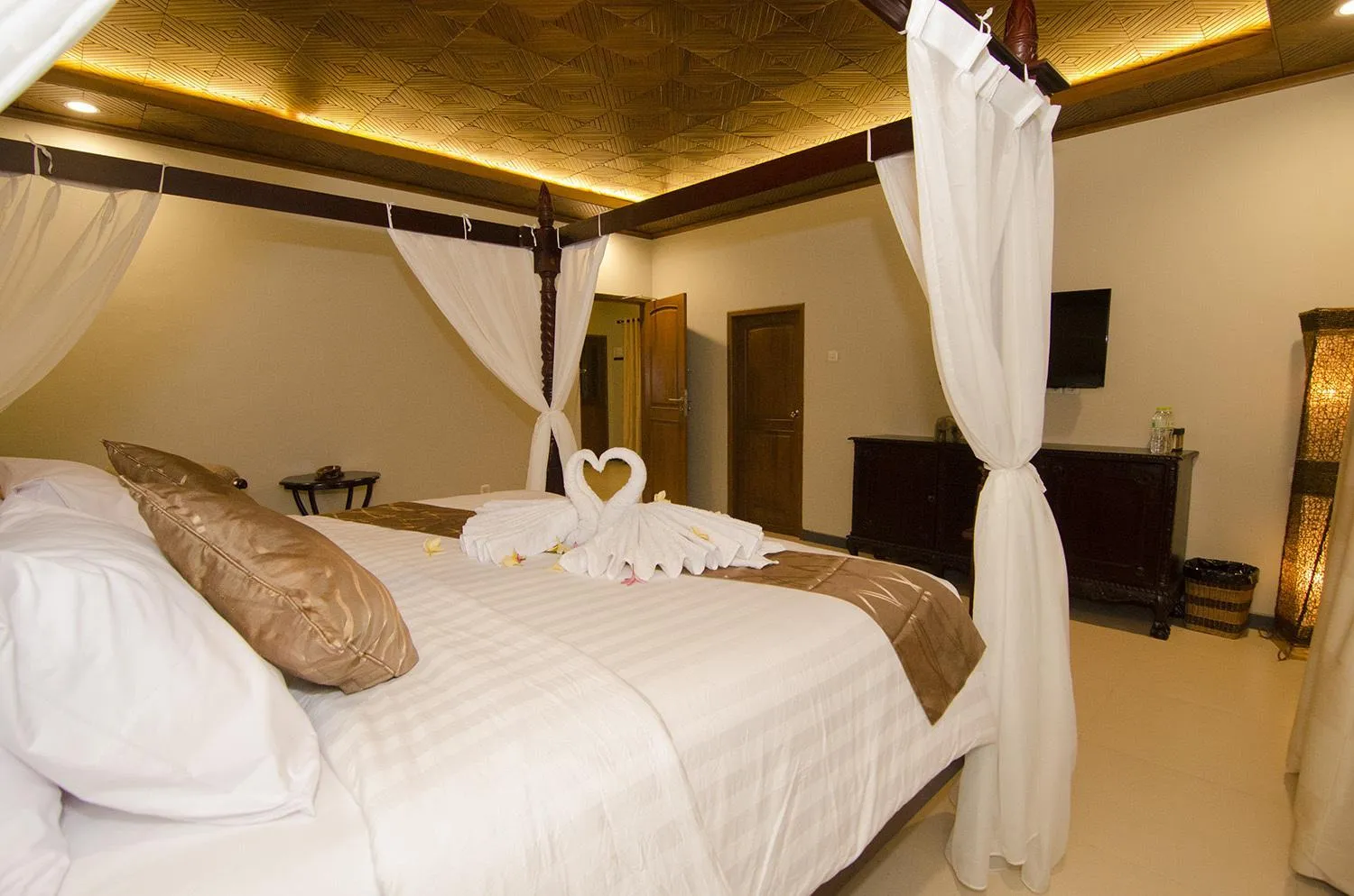 Bed in Syailendra Hotel Syariah