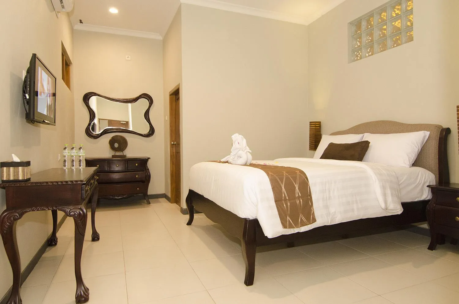 Bed in Syailendra Hotel Syariah