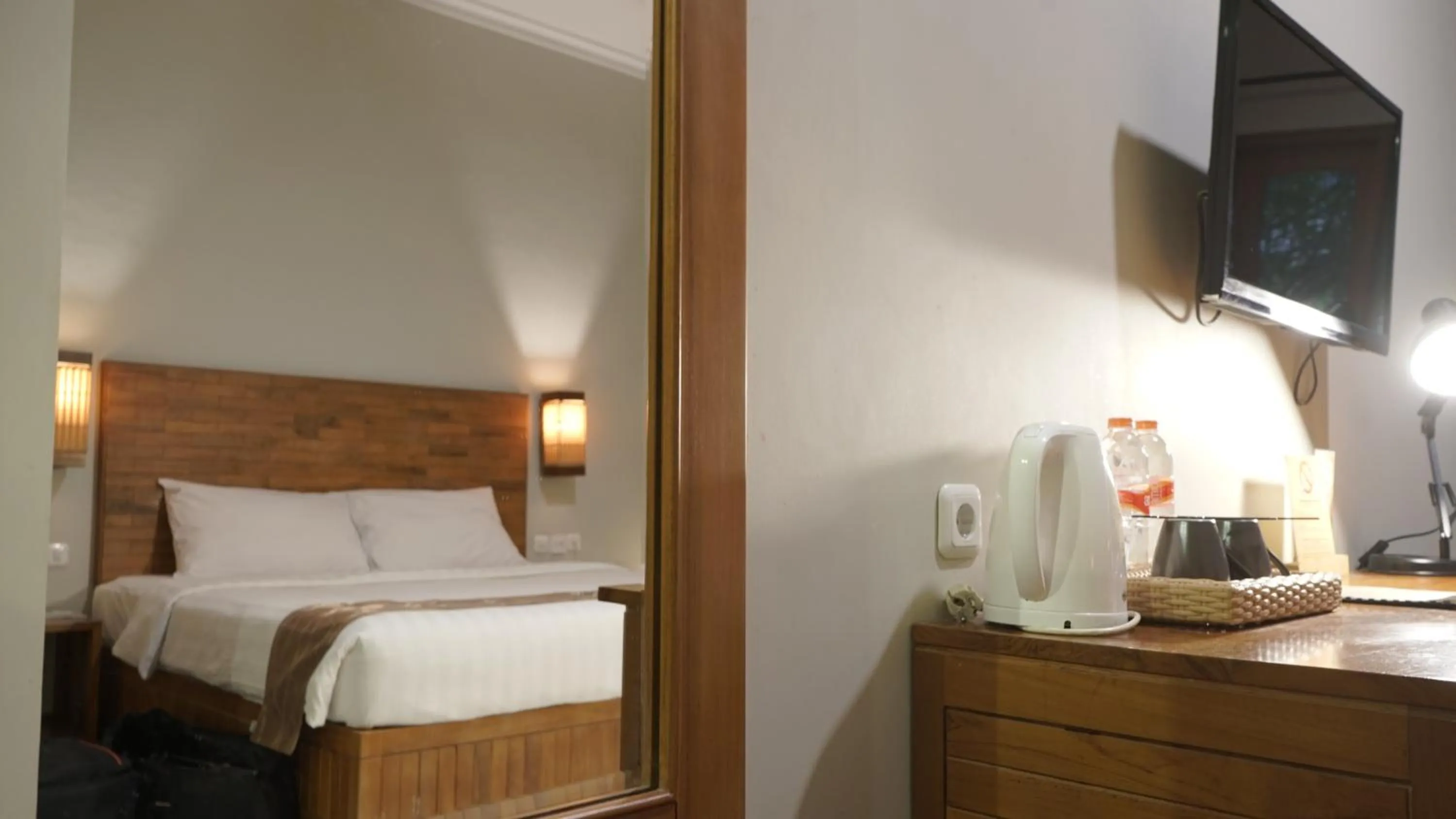 Bed in Syailendra Hotel Syariah