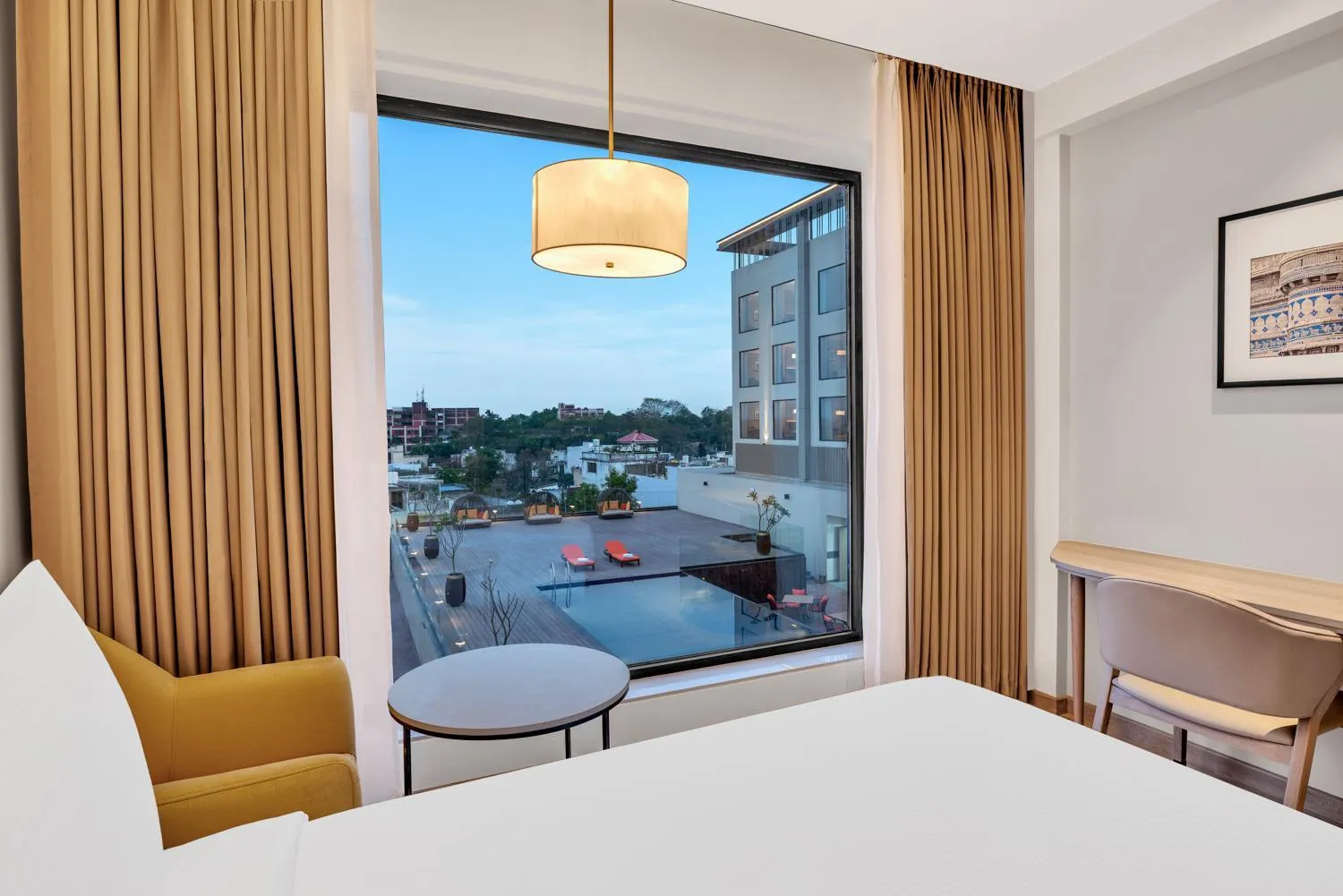 Swimming pool, Bed in Hilton Garden Inn Jabalpur