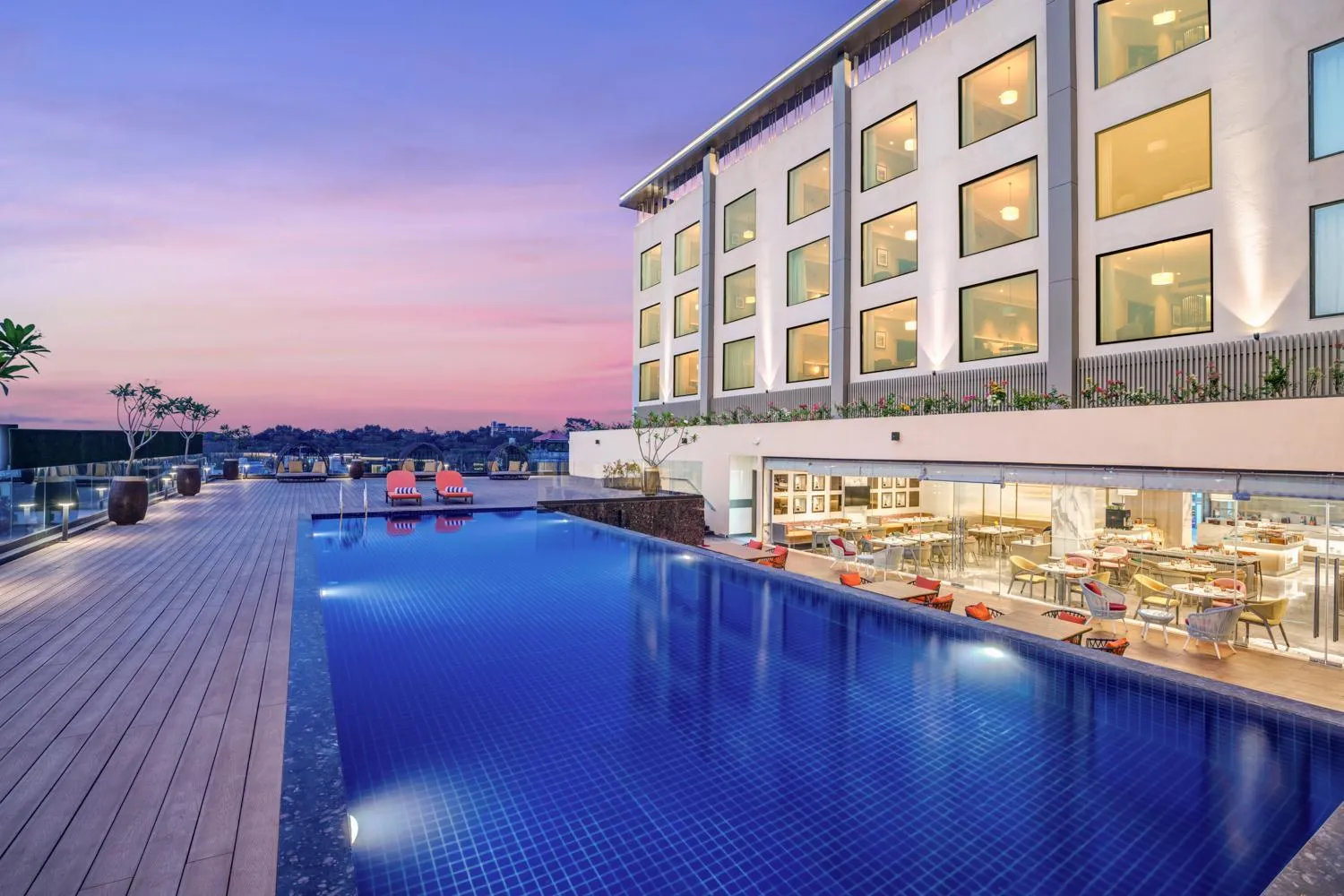 Swimming pool in Hilton Garden Inn Jabalpur