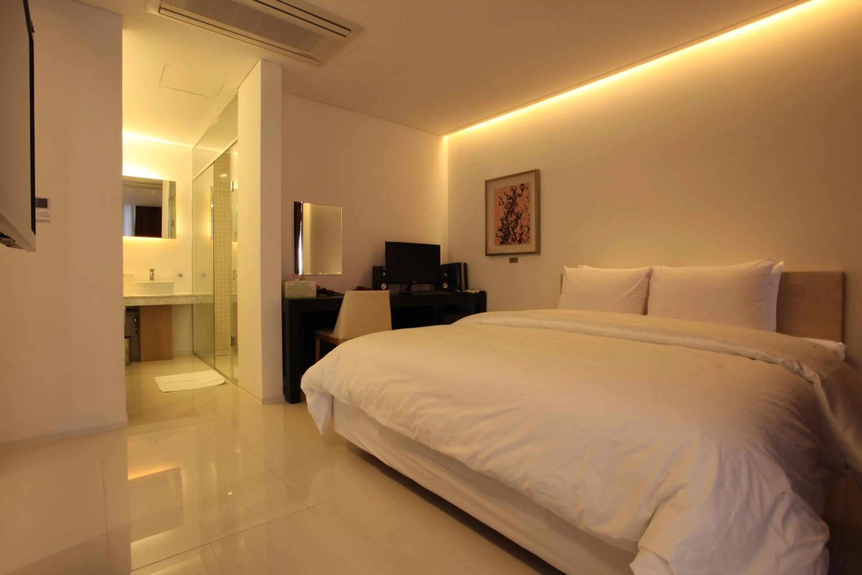 Photo of the whole room, Bed in Yuwon Hotel