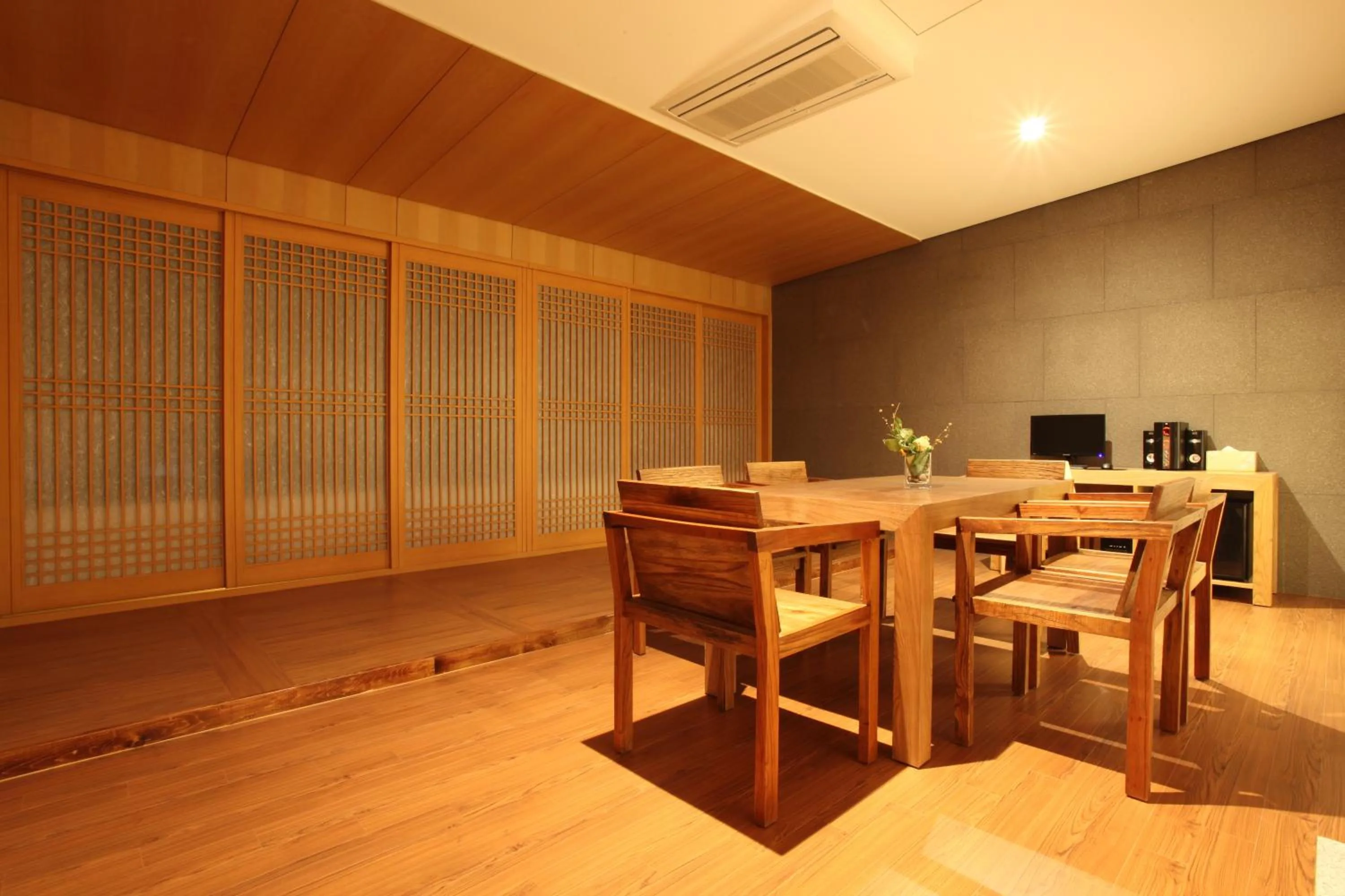 Dining area in Yuwon Hotel