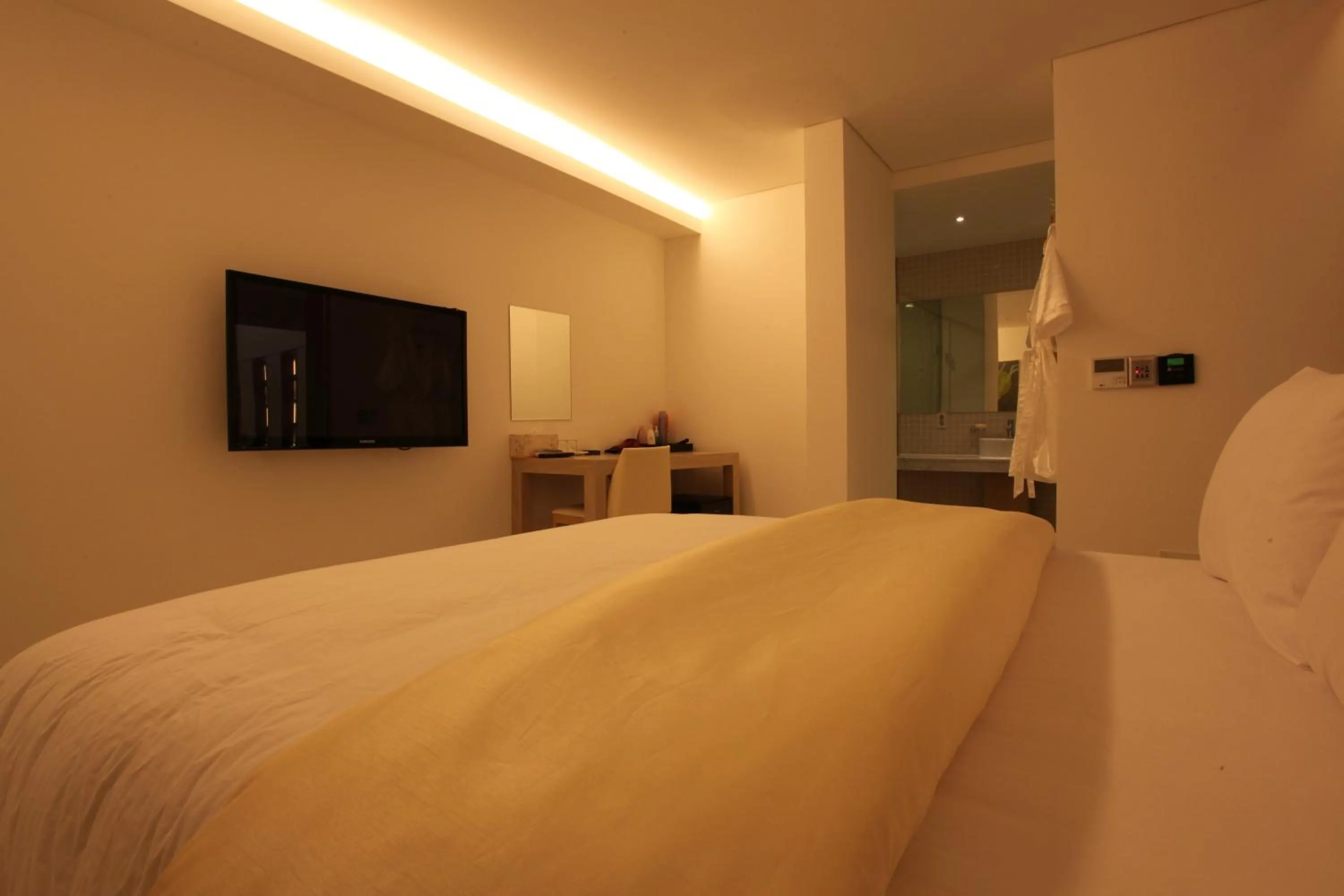 Photo of the whole room, Bed in Yuwon Hotel