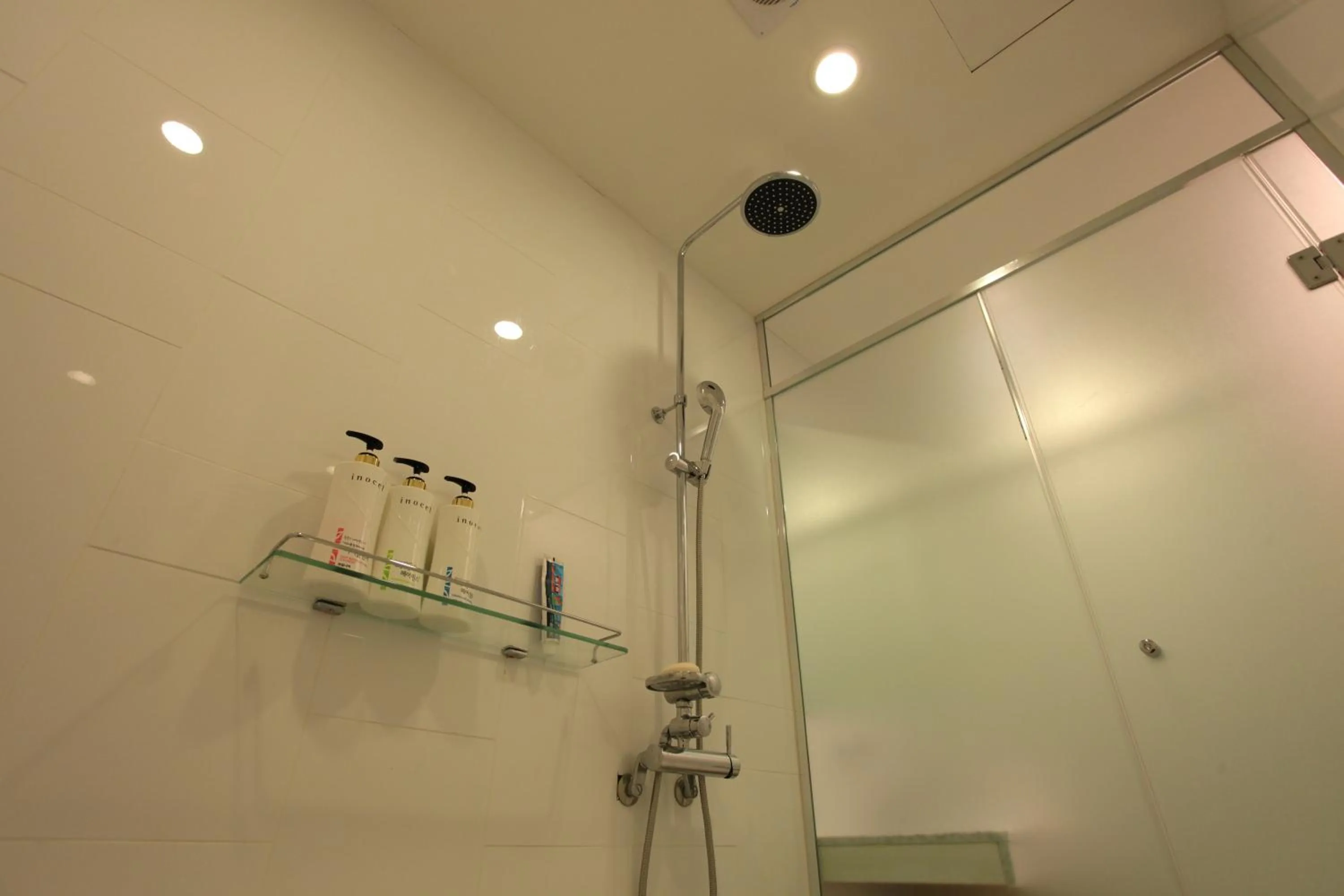 Shower in Yuwon Hotel