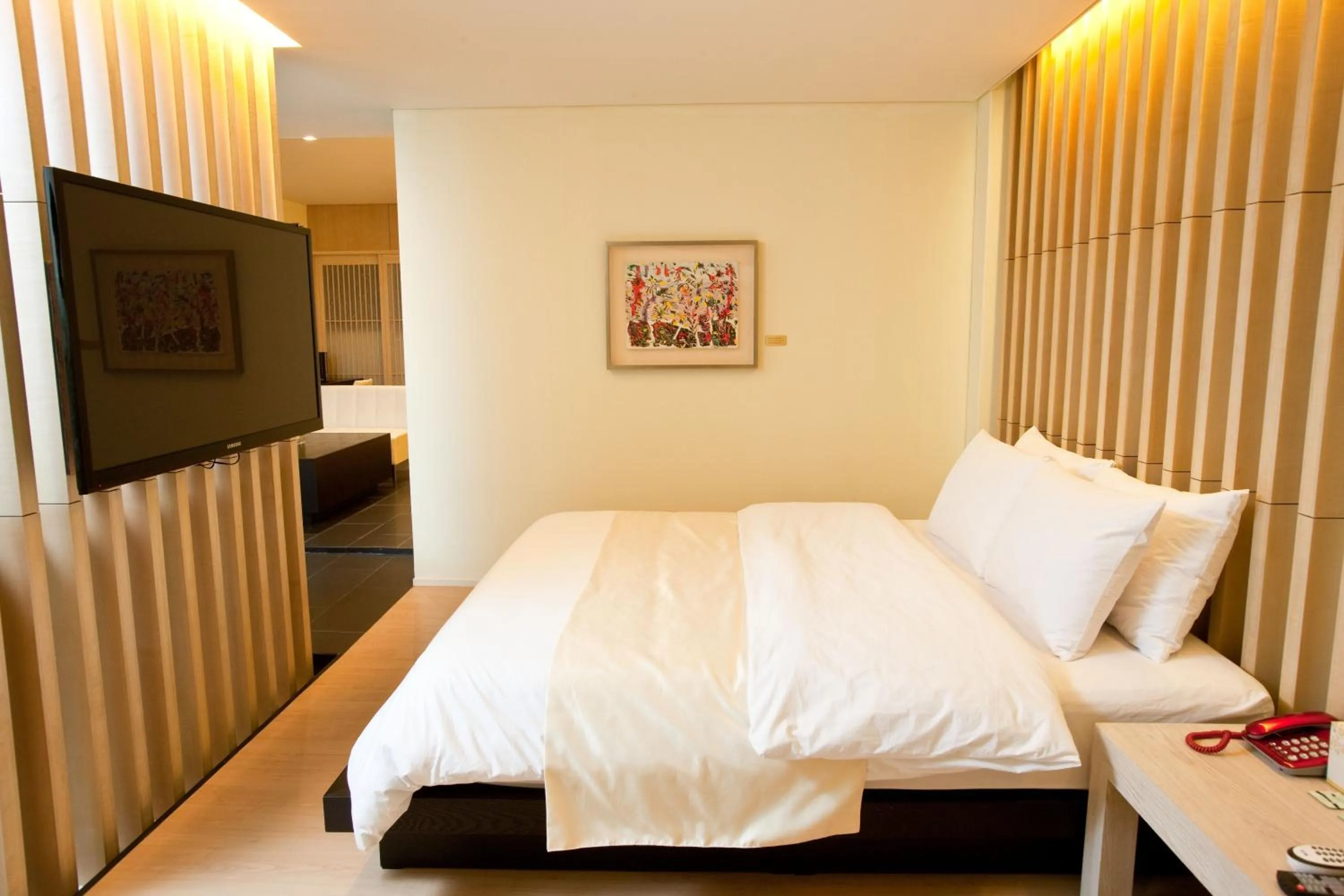 Photo of the whole room, Bed in Yuwon Hotel