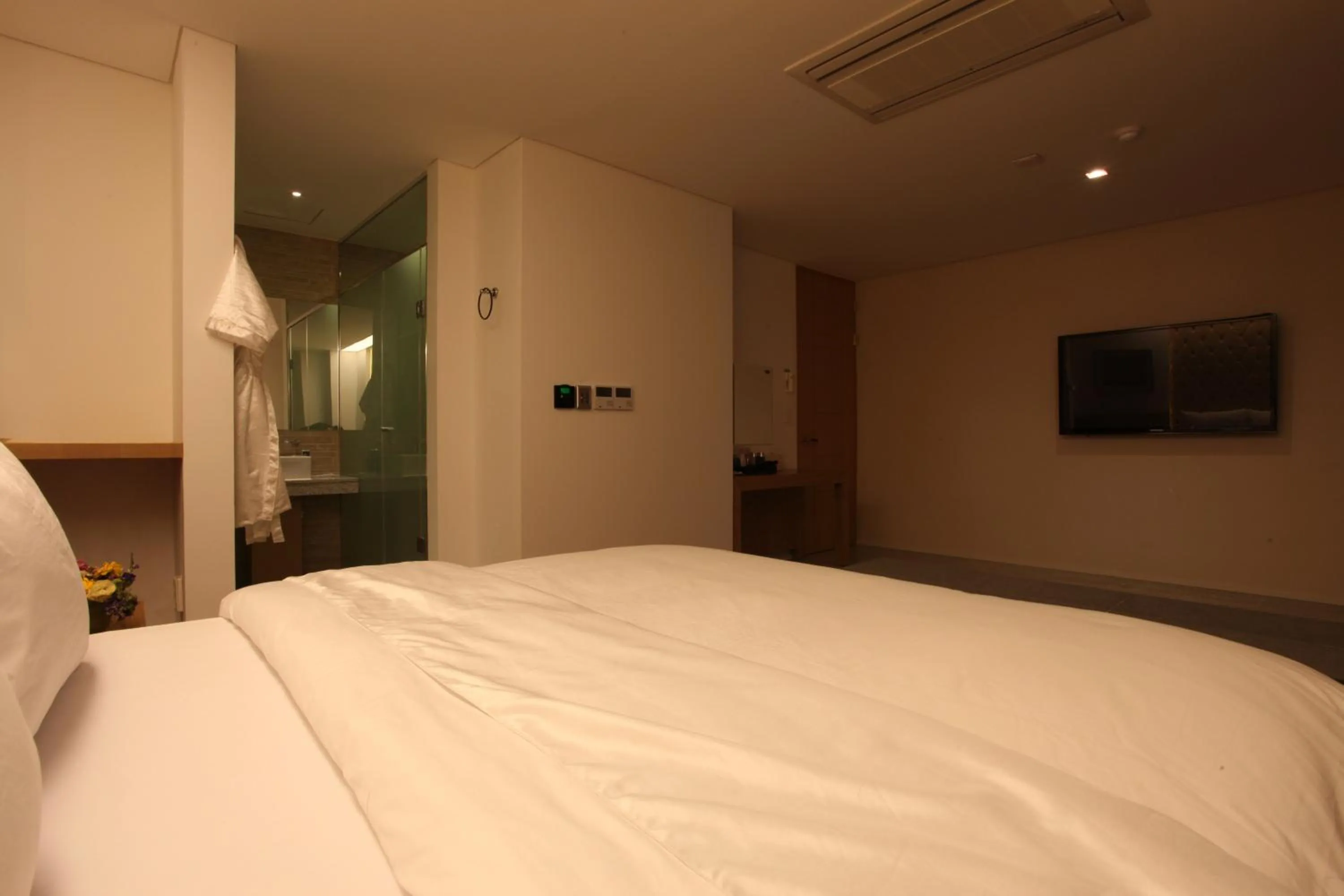 Photo of the whole room, Bed in Yuwon Hotel