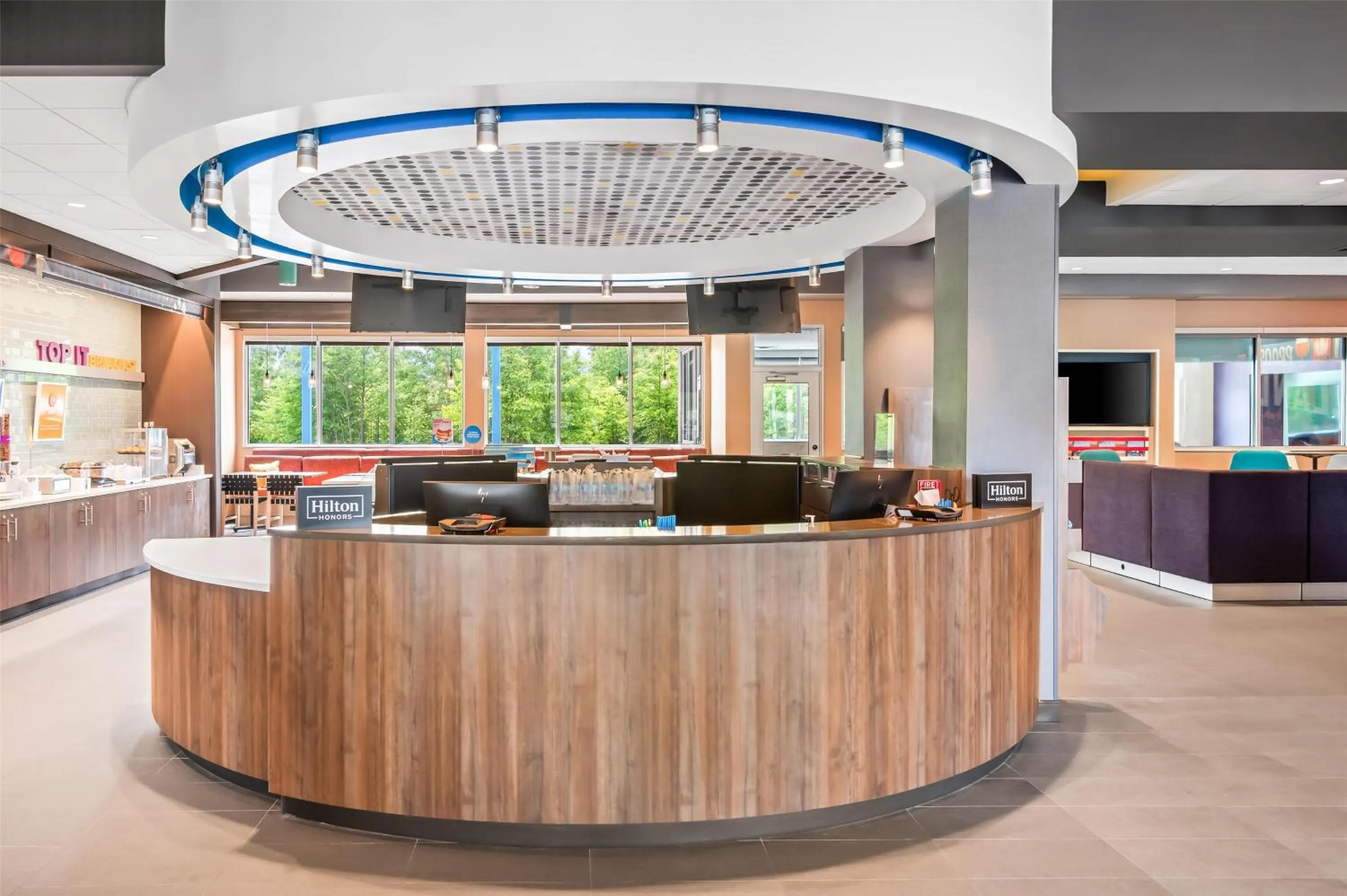 Lobby or reception in Tru By Hilton Holland, Mi