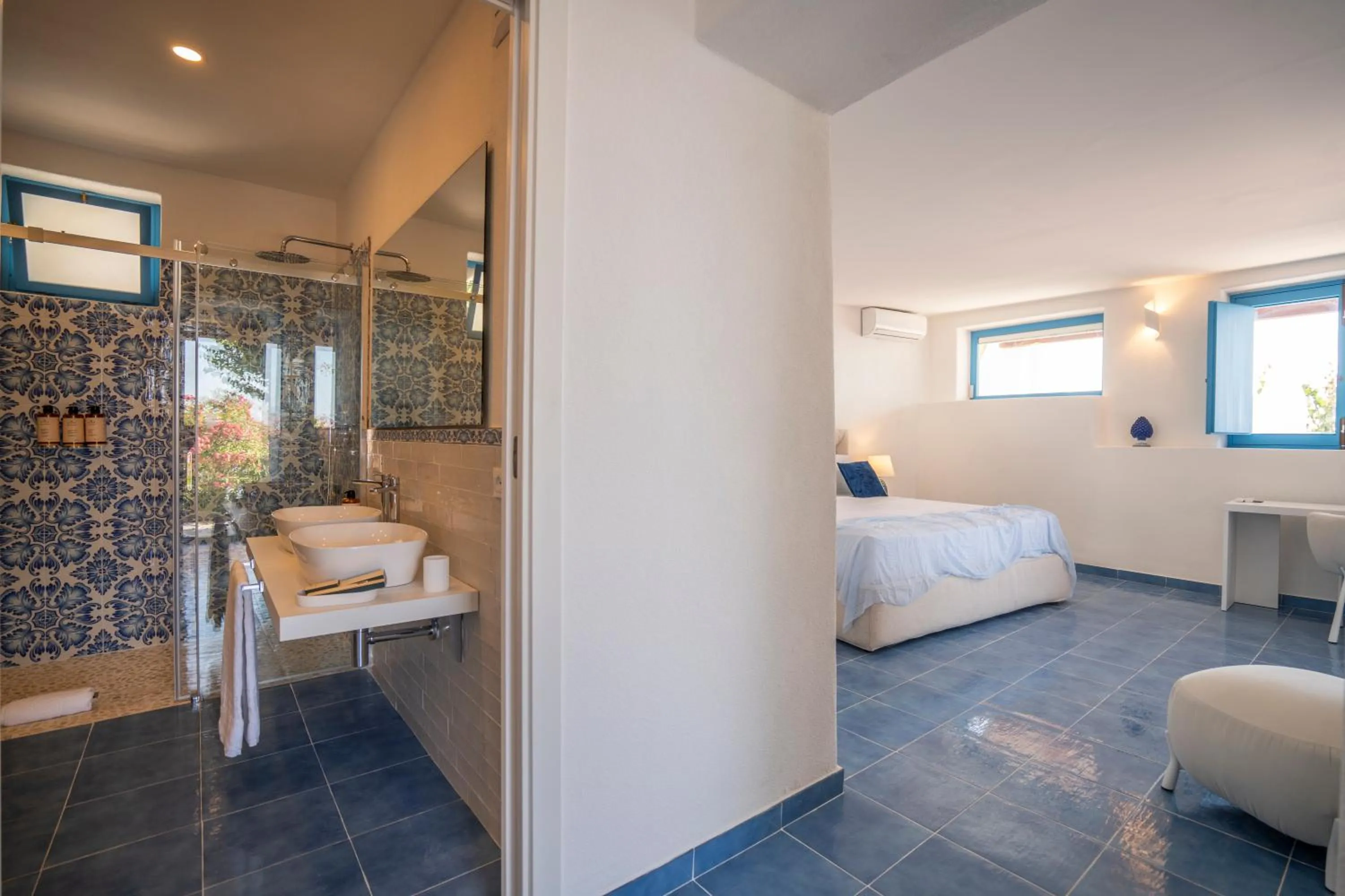 Bathroom, Bed in Borgo del Cannitello Romantic Boutique Resort