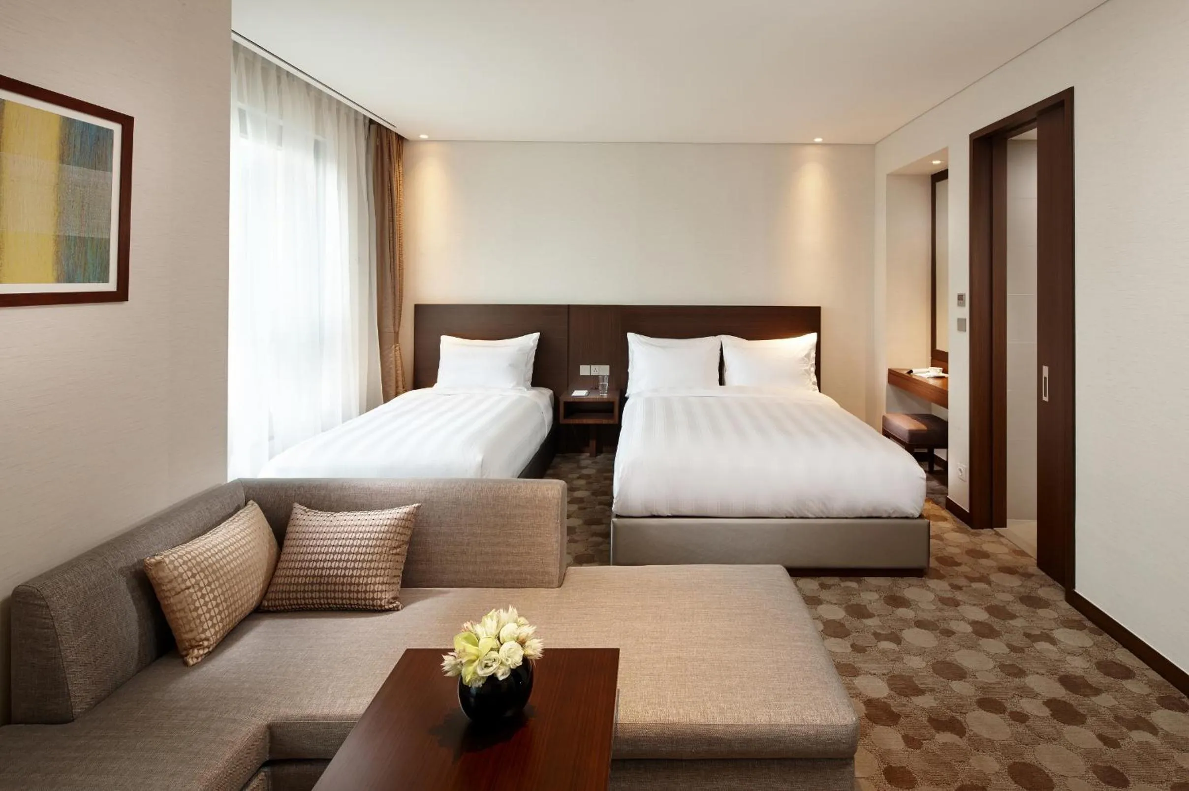 Seating area, Bed in LOTTE CITY HOTEL Ulsan