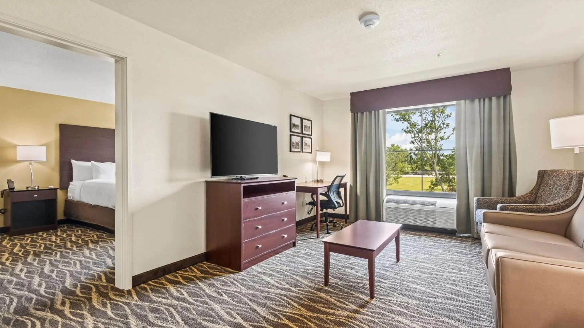 Seating area, Bed in Cobblestone Hotel & Suites - Foley