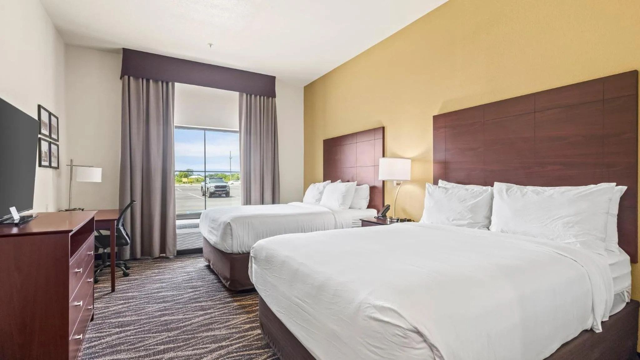 Bedroom, Bed in Cobblestone Hotel & Suites - Foley