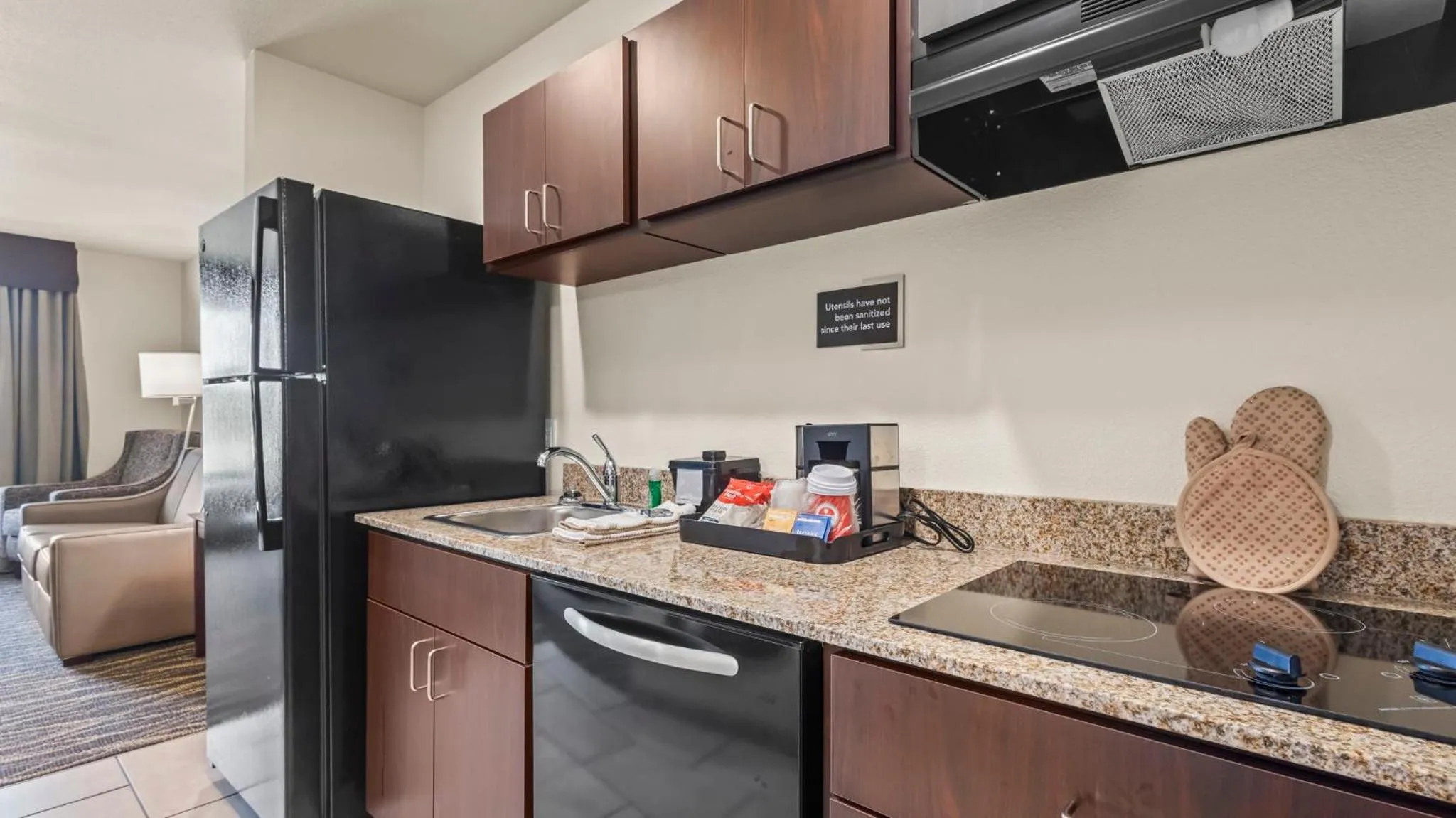 Kitchen or kitchenette in Cobblestone Hotel & Suites - Foley