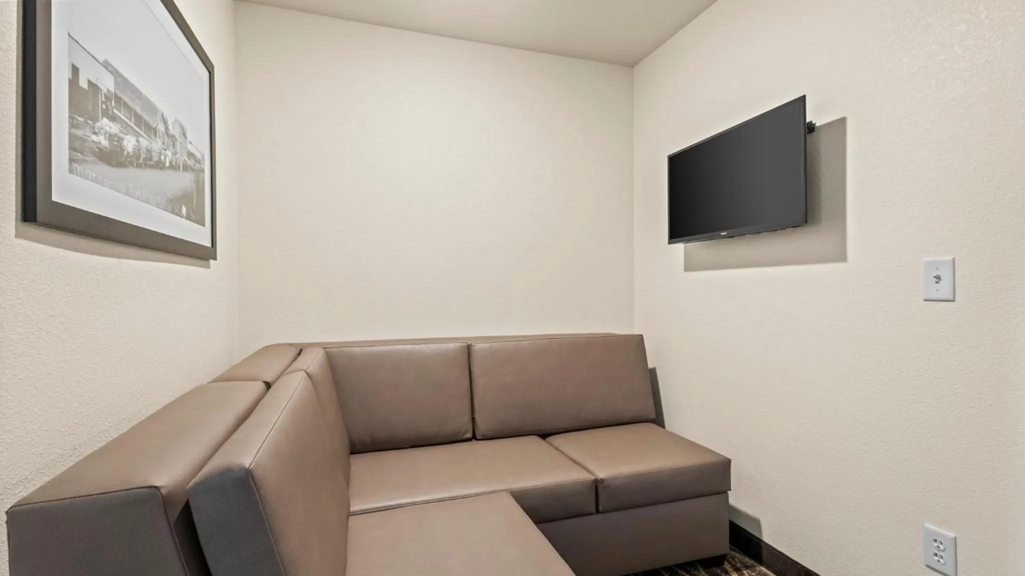 Seating area in Cobblestone Hotel & Suites - Foley