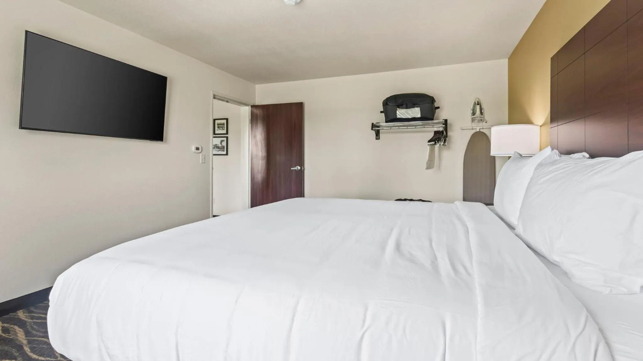 Bedroom, Bed in Cobblestone Hotel & Suites - Foley