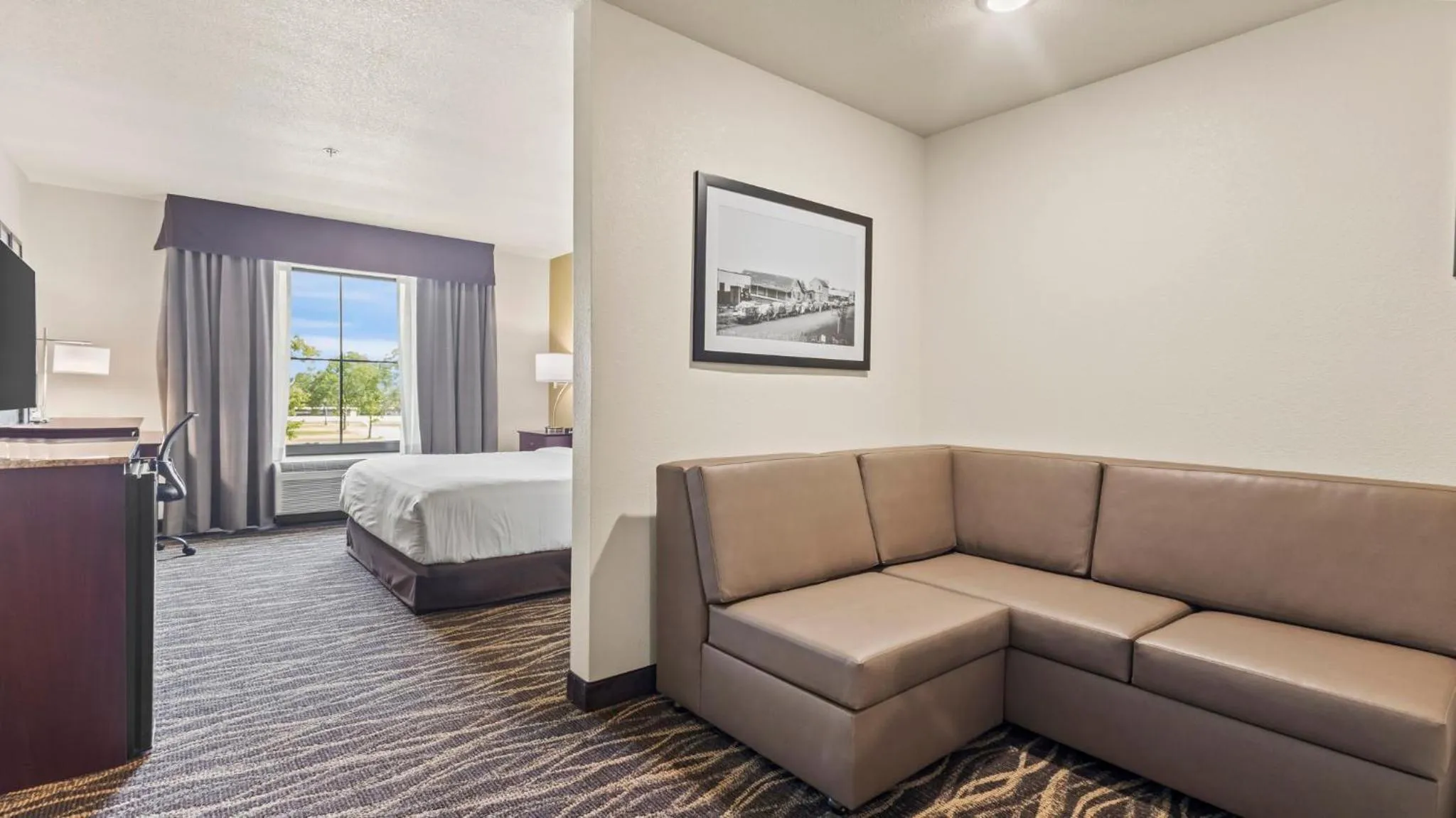 Seating area, Bed in Cobblestone Hotel & Suites - Foley