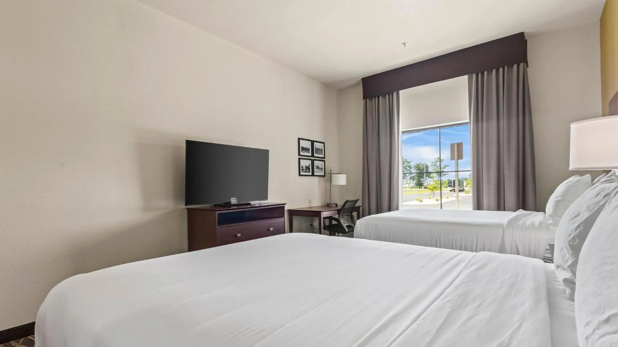 Bedroom, Bed in Cobblestone Hotel & Suites - Foley