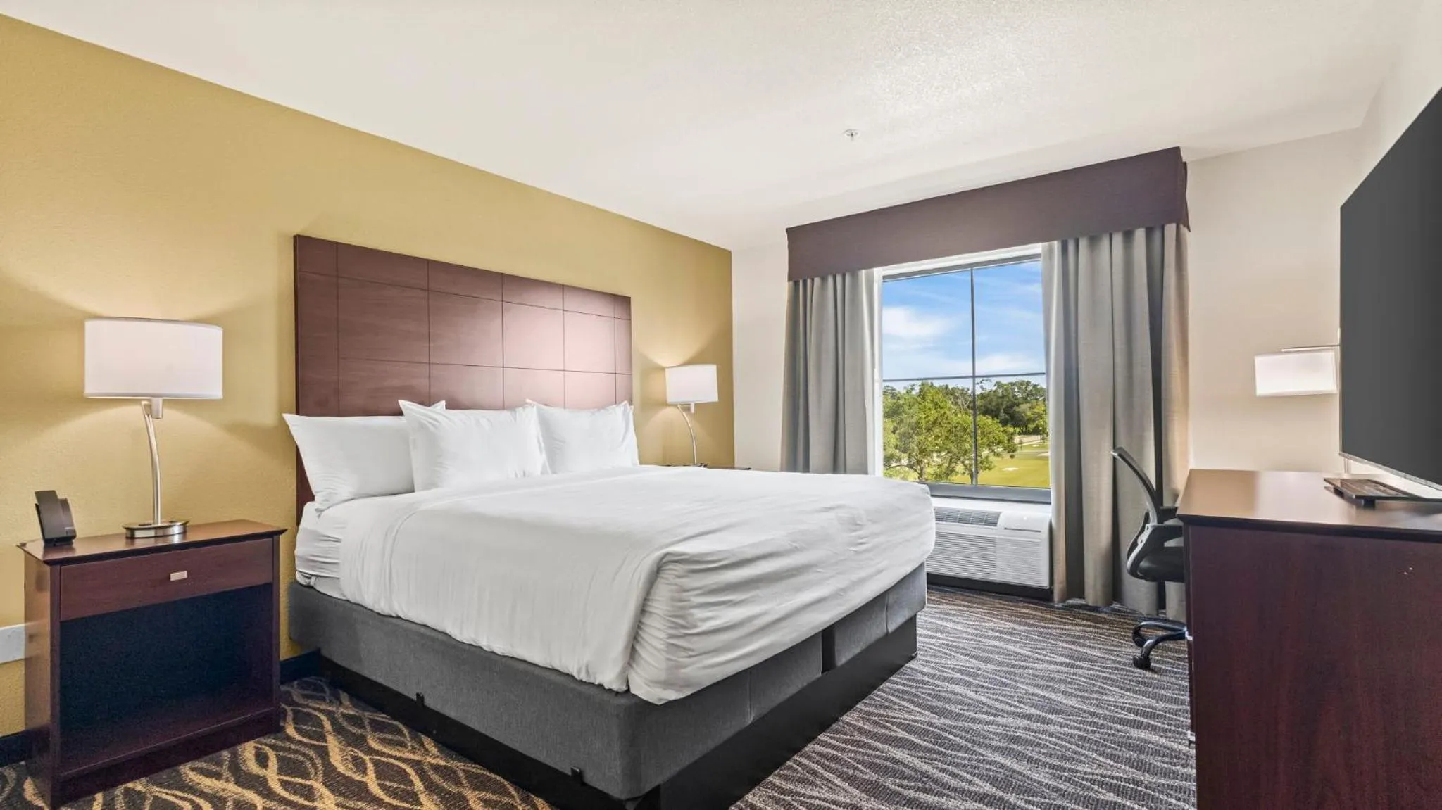 Bedroom, Bed in Cobblestone Hotel & Suites - Foley