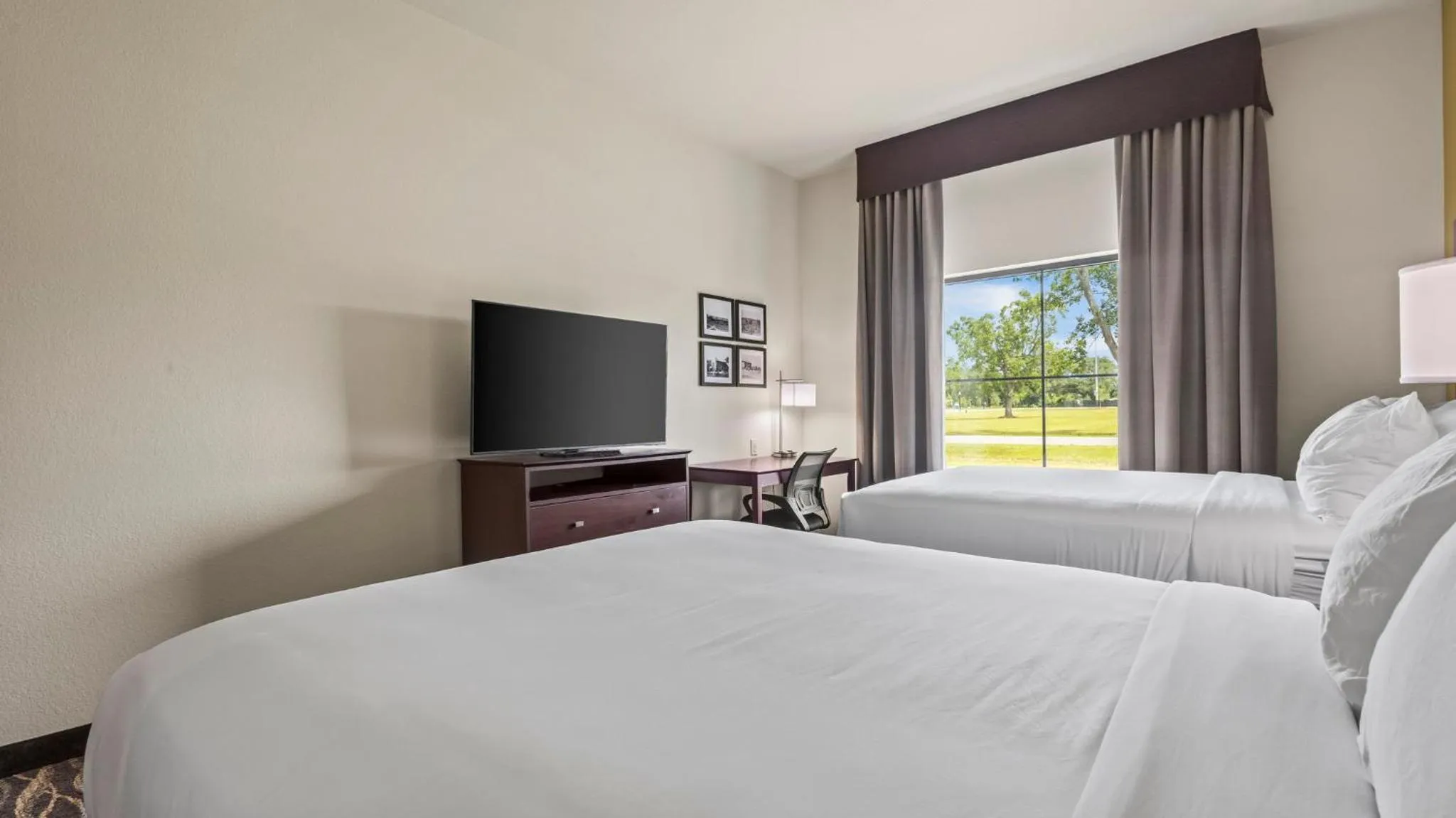 Bedroom, Bed in Cobblestone Hotel & Suites - Foley