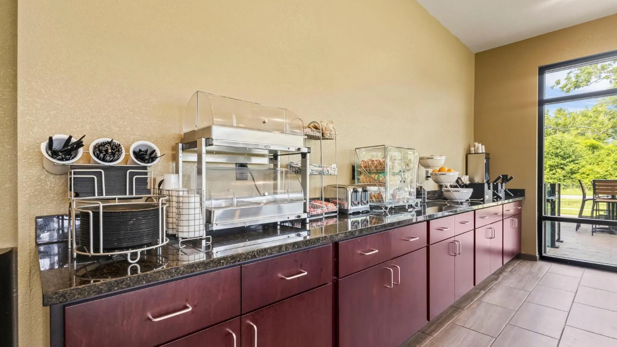 Breakfast in Cobblestone Hotel & Suites - Foley