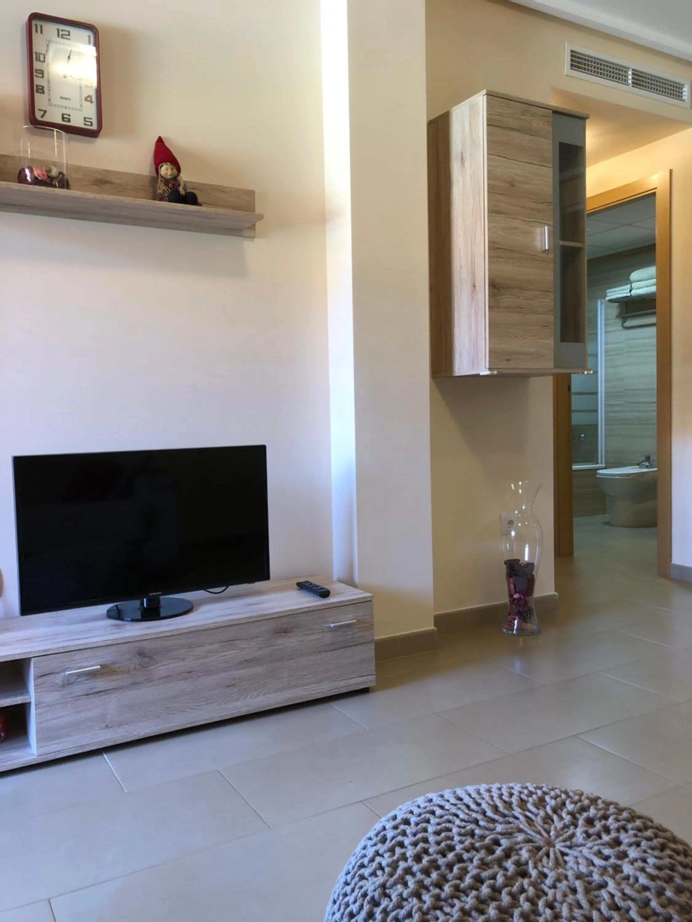 Communal lounge/ TV room in Apartment De Jardines