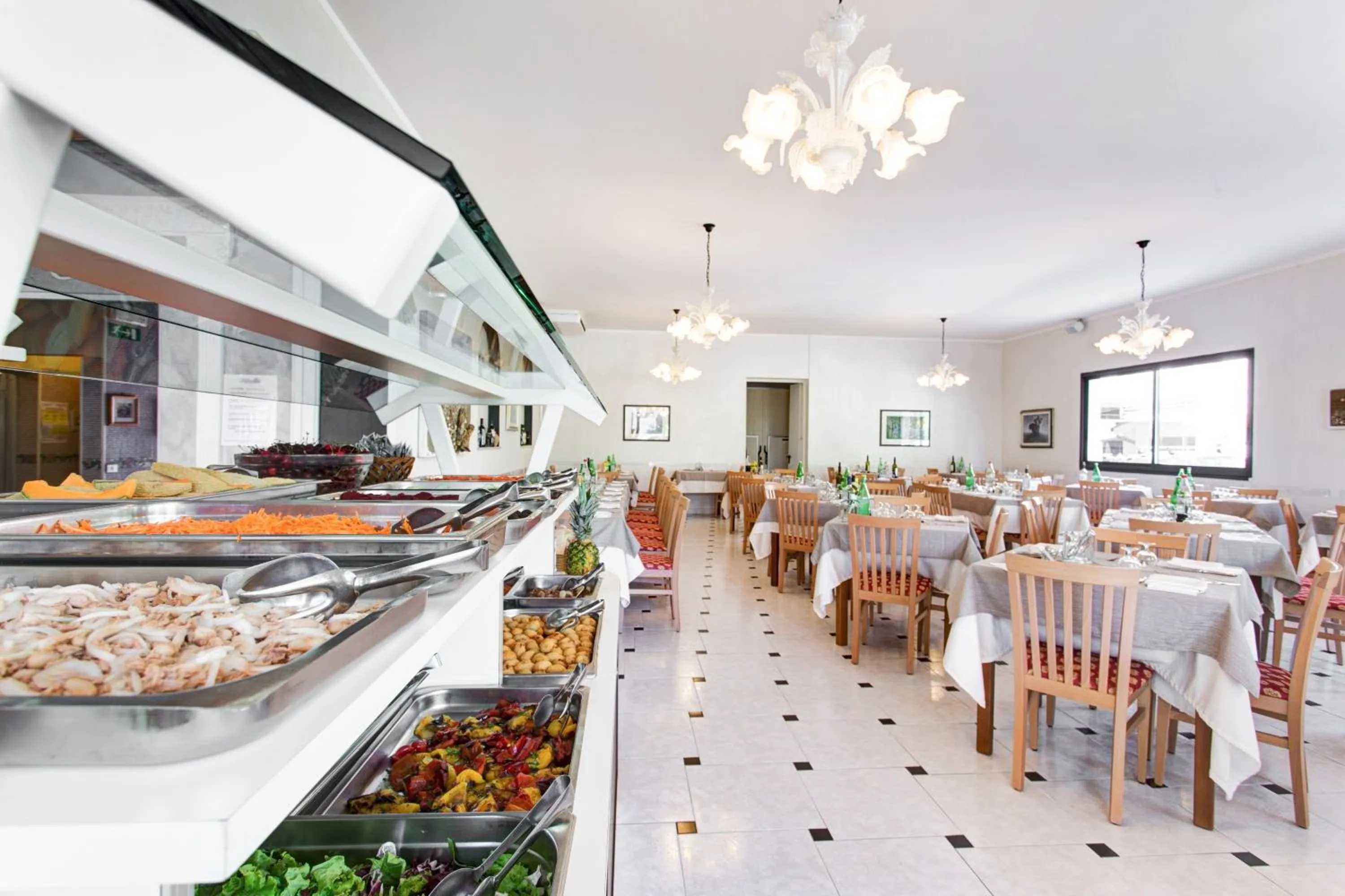 Restaurant/places to eat in Hotel Giamaika