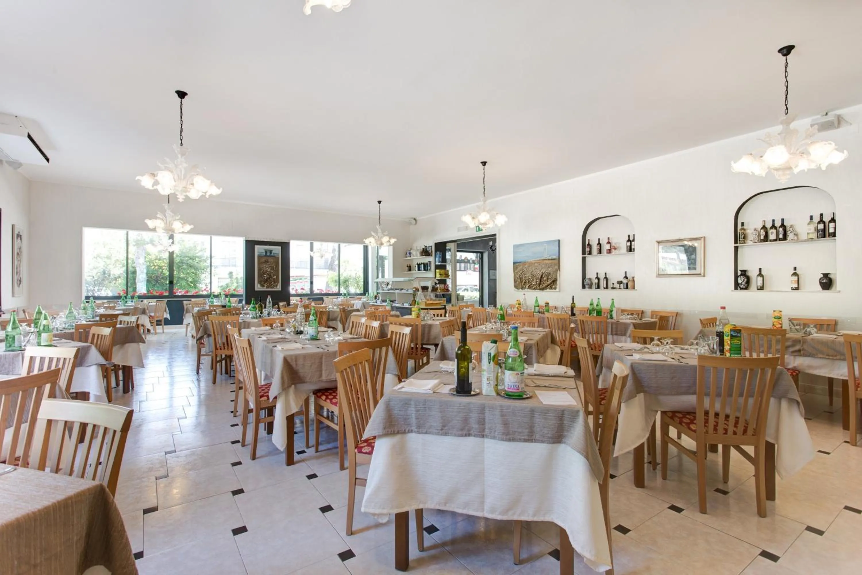 Restaurant/places to eat in Hotel Giamaika