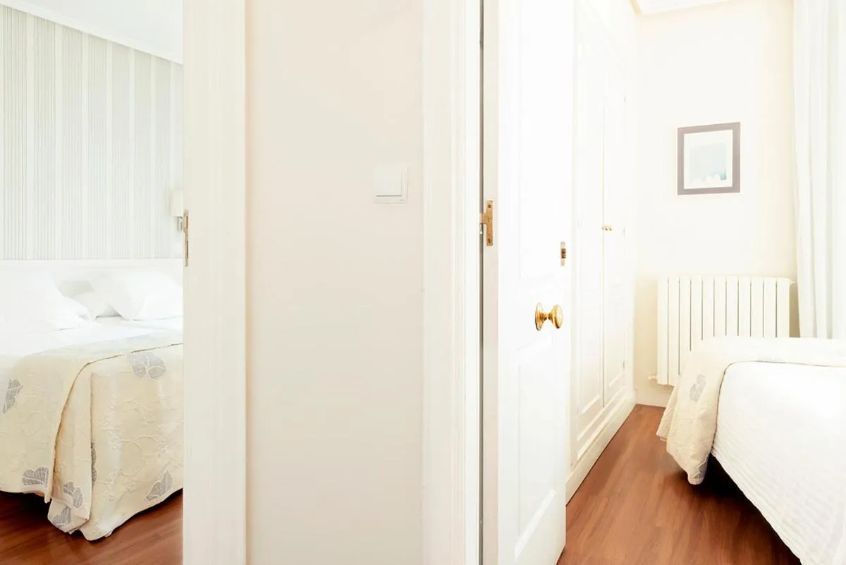 Photo of the whole room, Bed in Hotel Sauce