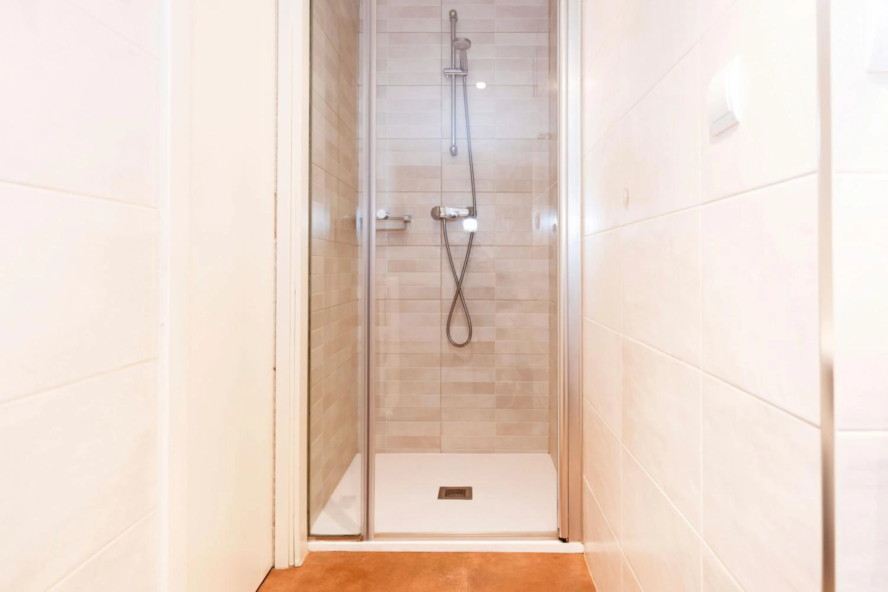 Shower in Hotel Sauce