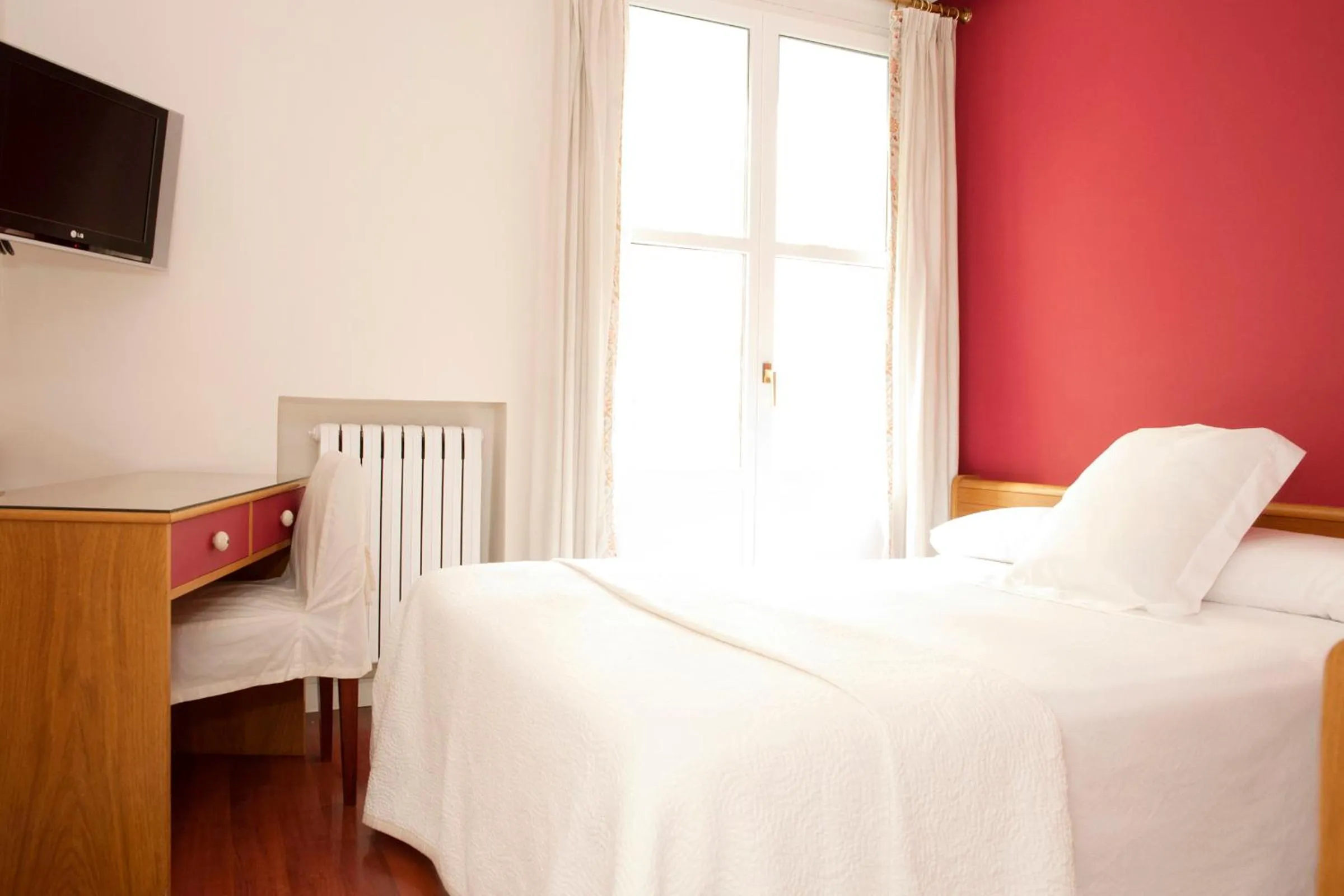 Photo of the whole room, Bed in Hotel Sauce