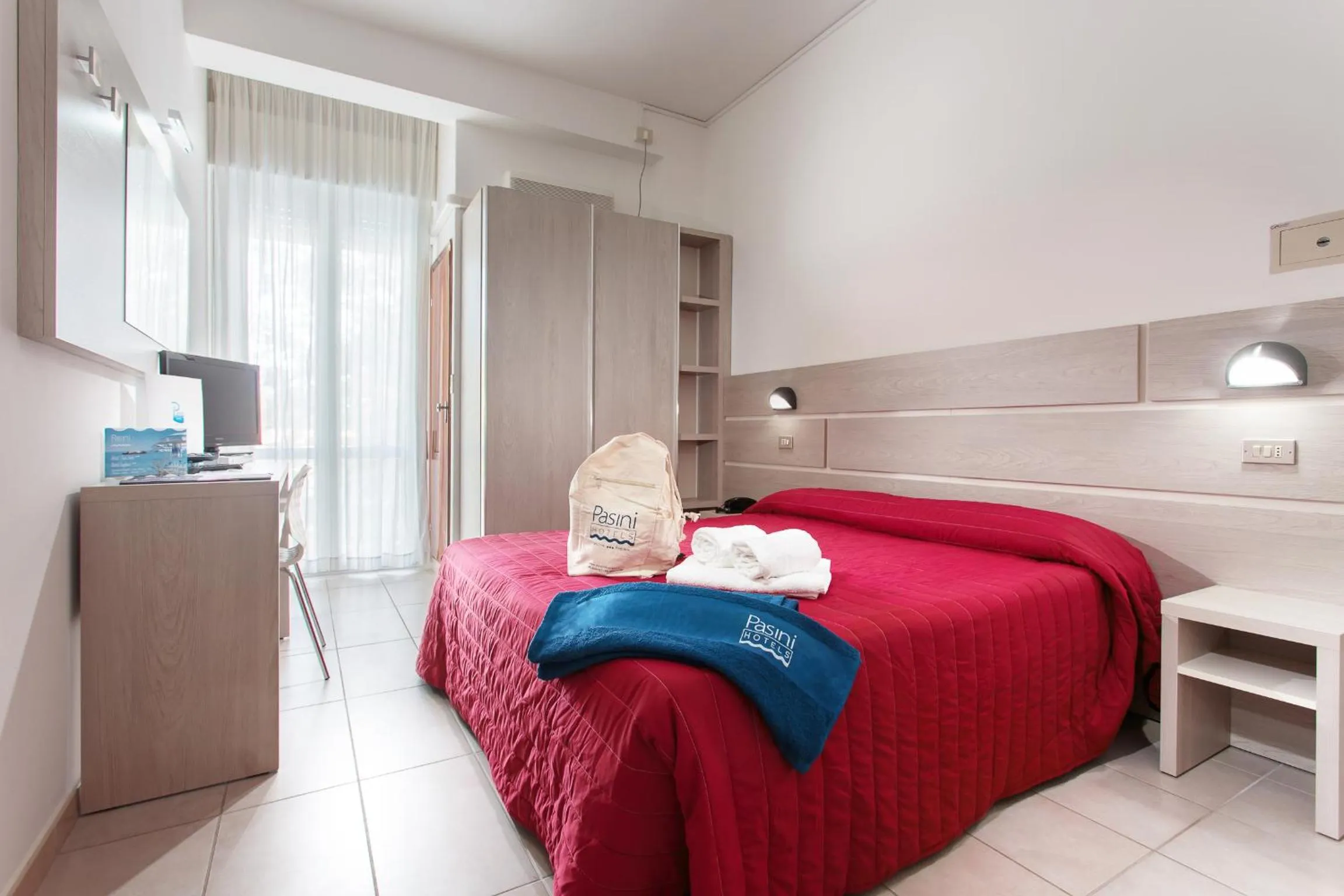 Shower, Bed in Hotel Foglieri