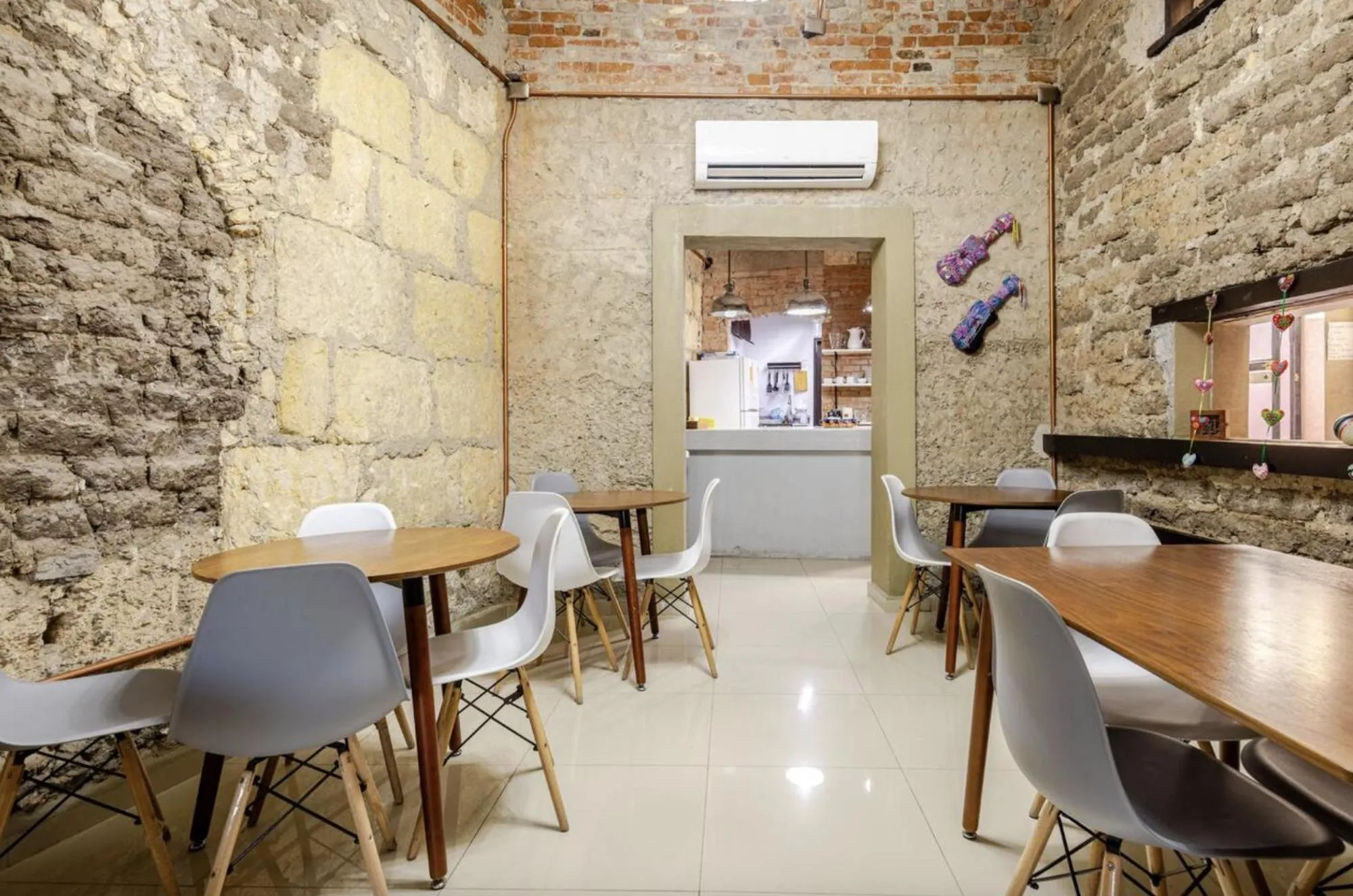 Communal kitchen in Adhoc Boutique Barrio Antiguo