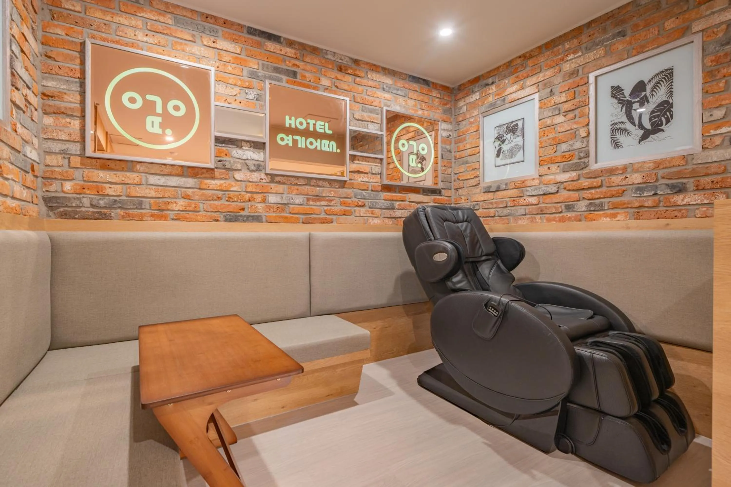 Seating area in Hotel Yoegieottae Gwangju Station