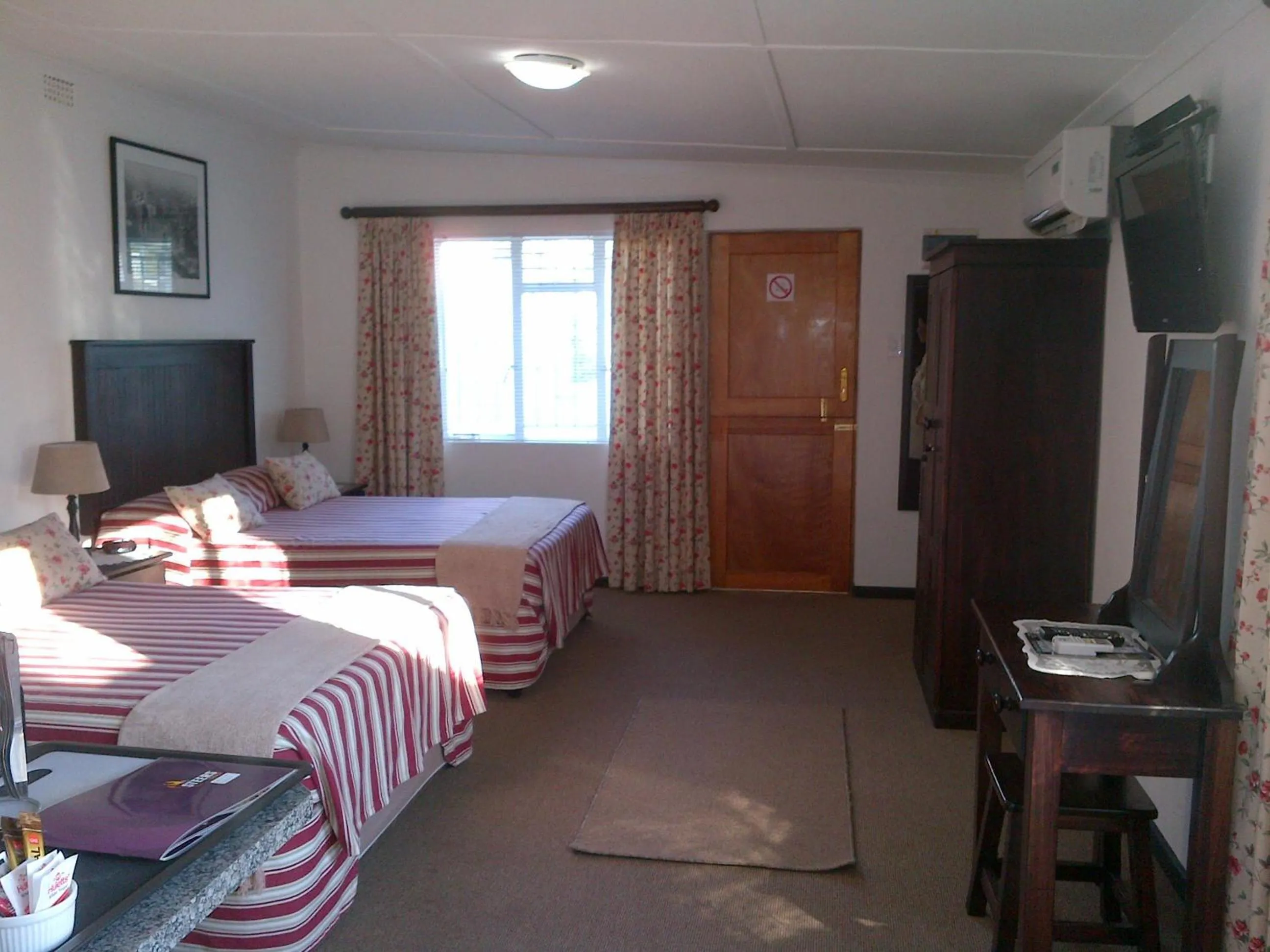 Photo of the whole room, Bed in Laings Lodge