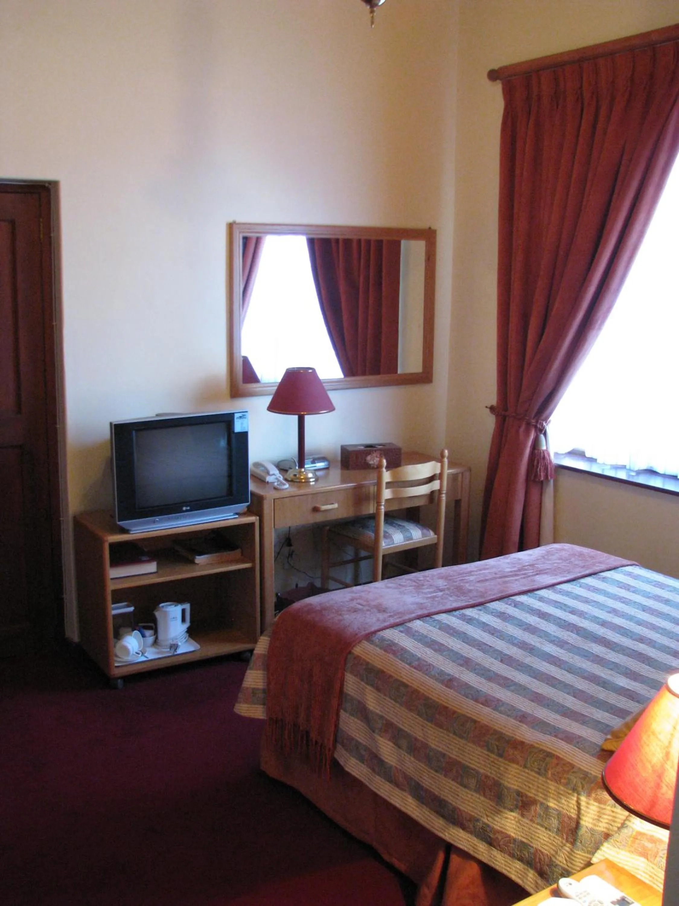 Pool view, Bed in Laings Lodge