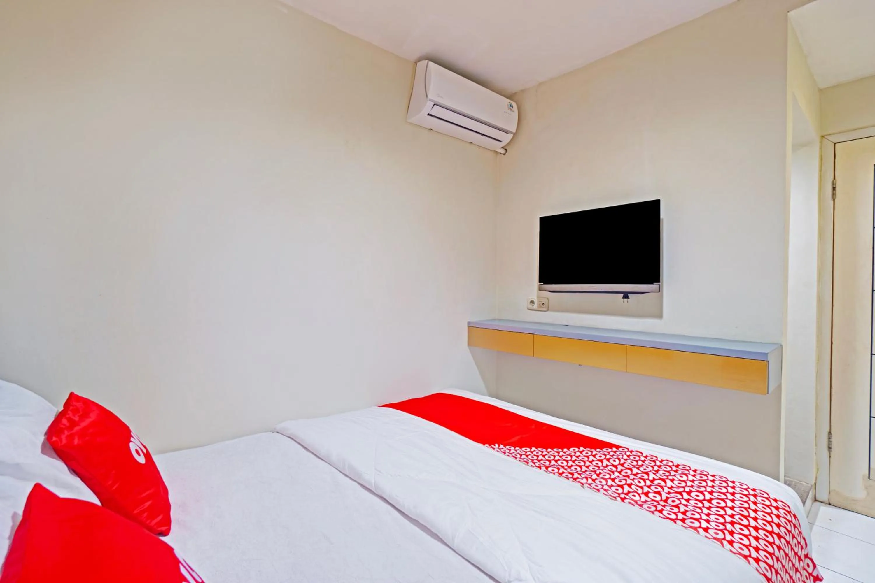 Bedroom, Bed in Hotel O Mangga Besar Near Mangga Besar Station Formerly Warna Warni Residence