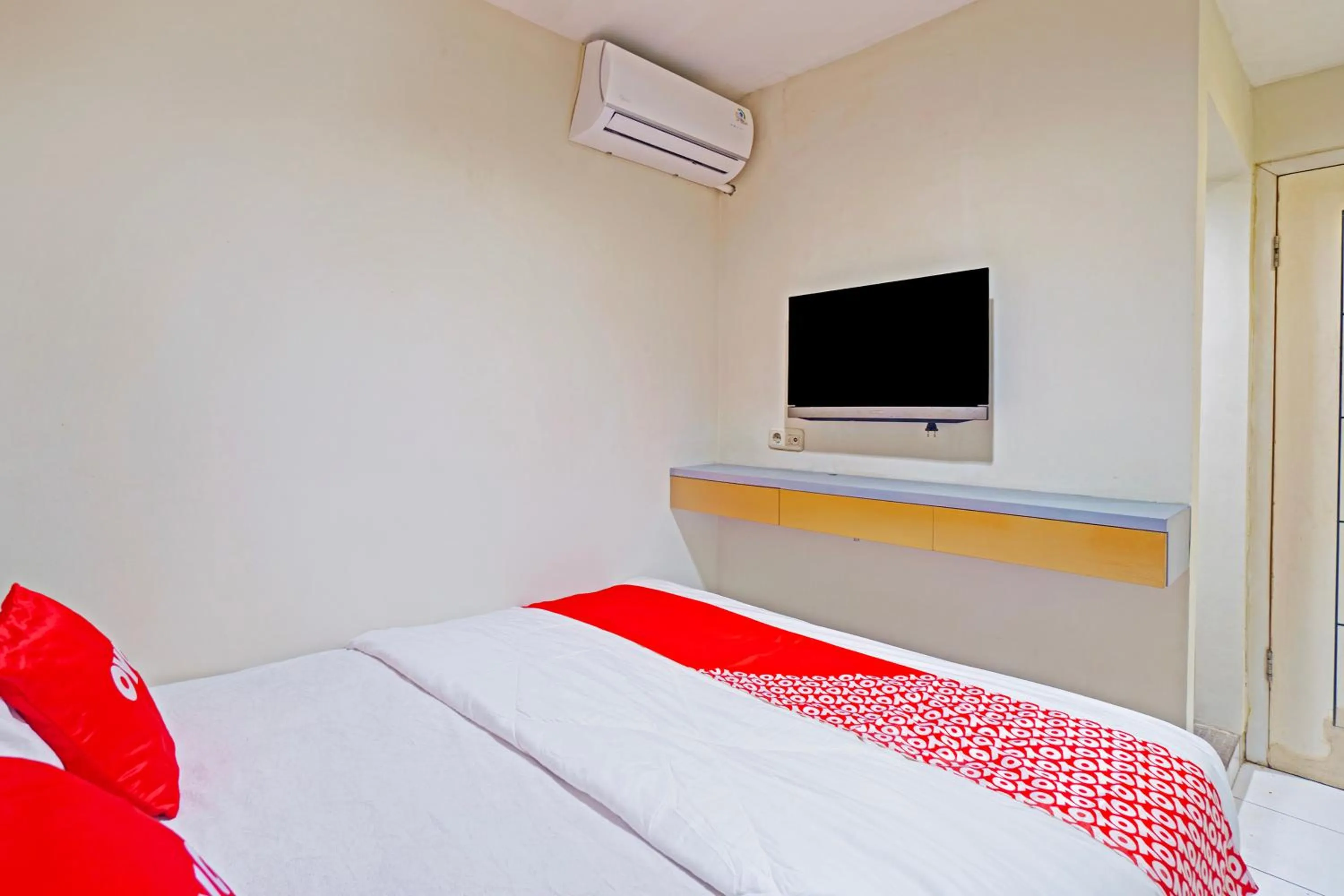 Bedroom, Bed in Hotel O Mangga Besar Near Mangga Besar Station Formerly Warna Warni Residence