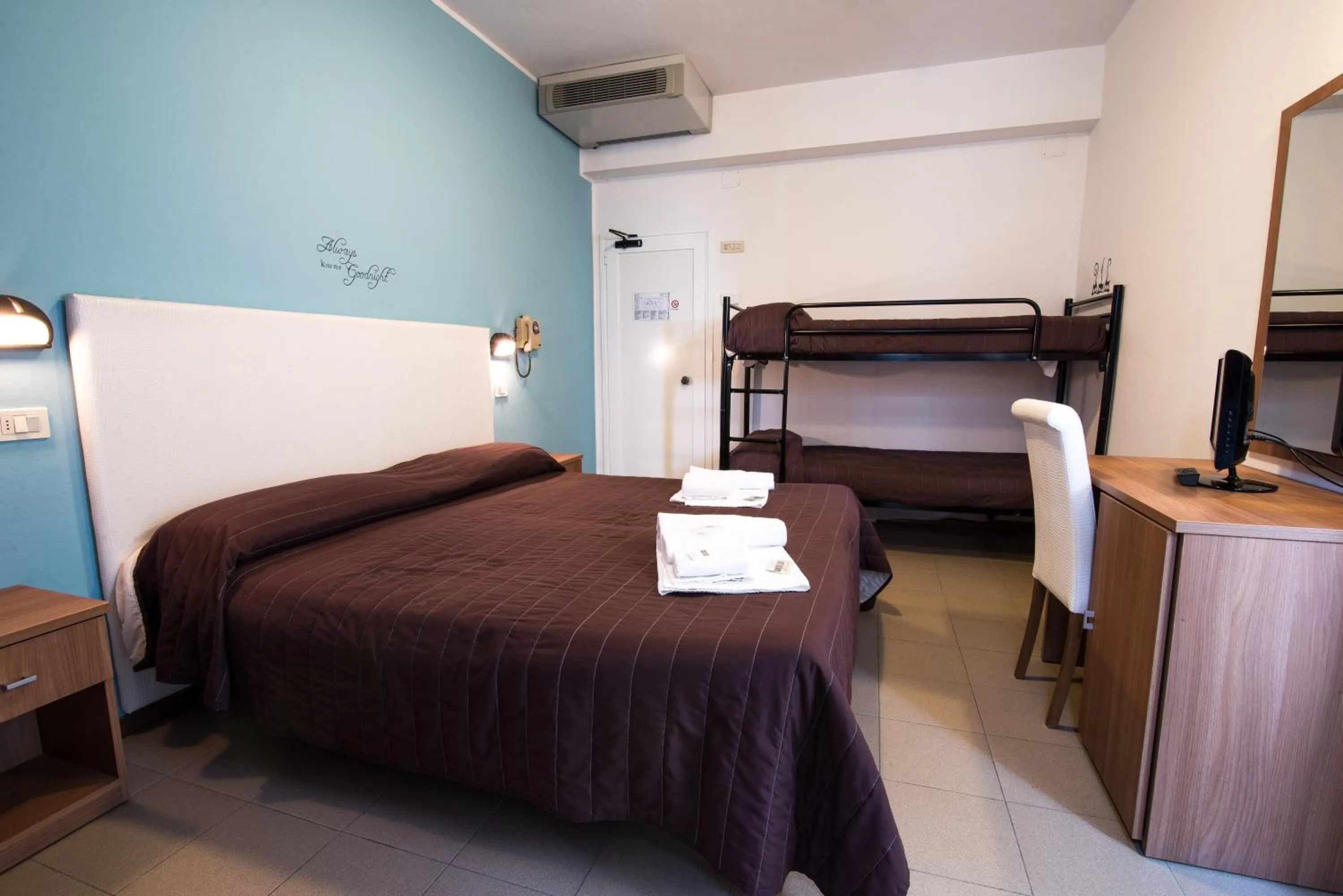 bunk bed, Bed in Hotel Vela D'Oro