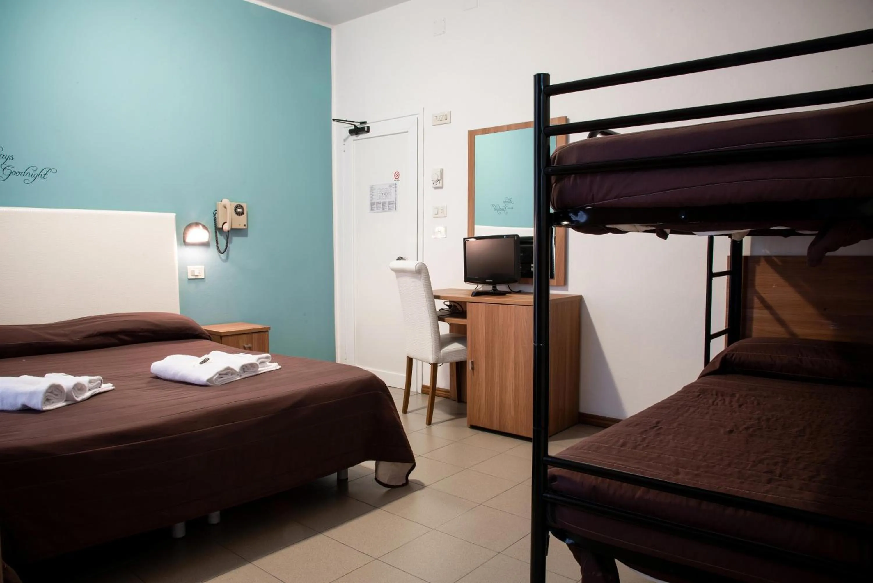 bunk bed, Bed in Hotel Vela D'Oro