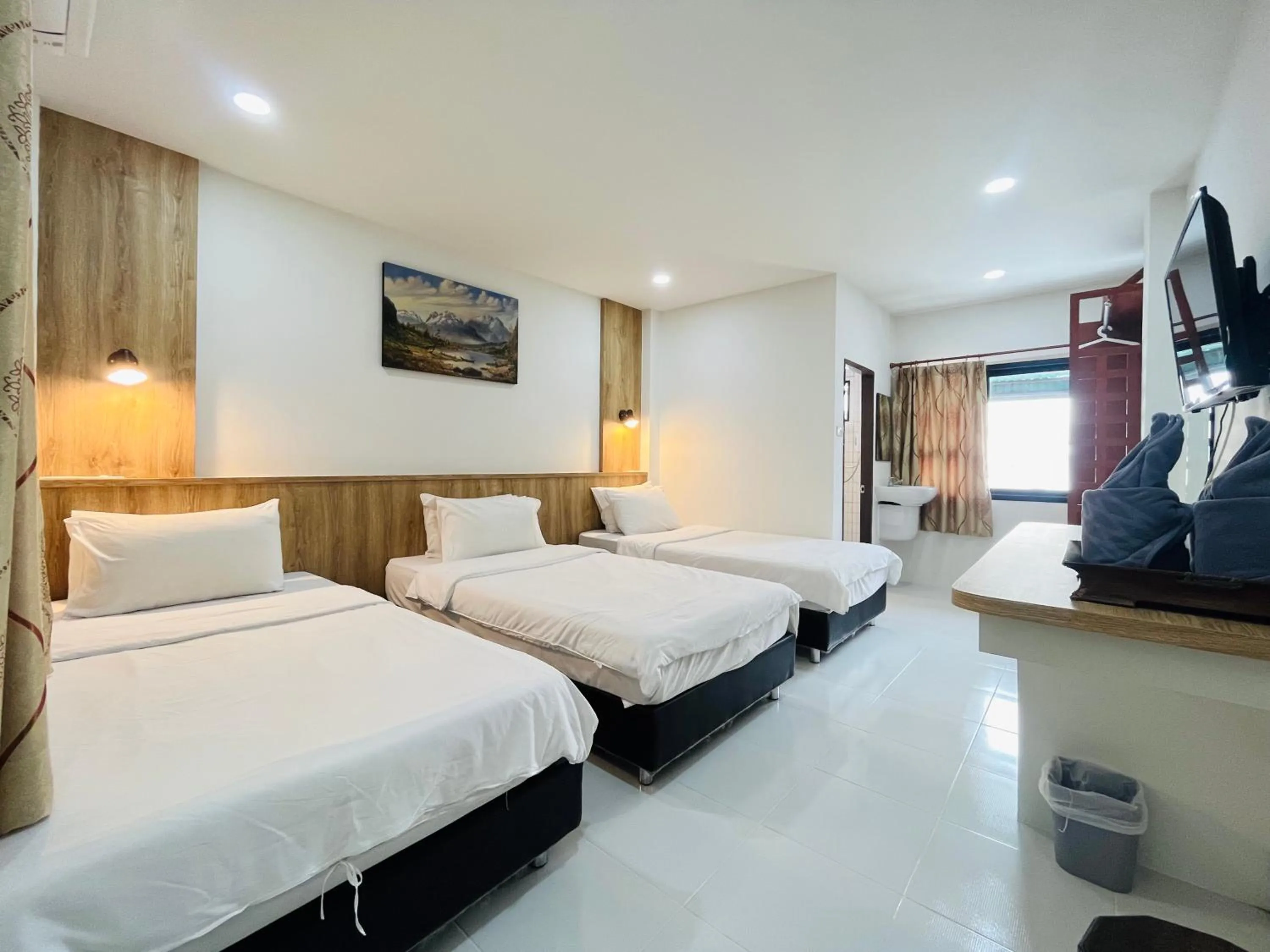 Photo of the whole room, Bed in Rendezvous Oldtown Chiangmai