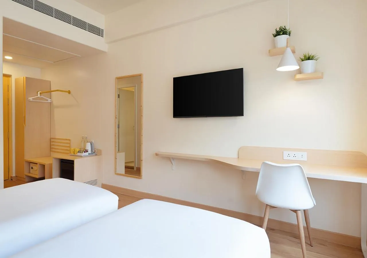 Bedroom, Bed in Bloom Hotel - DLF Cyber City